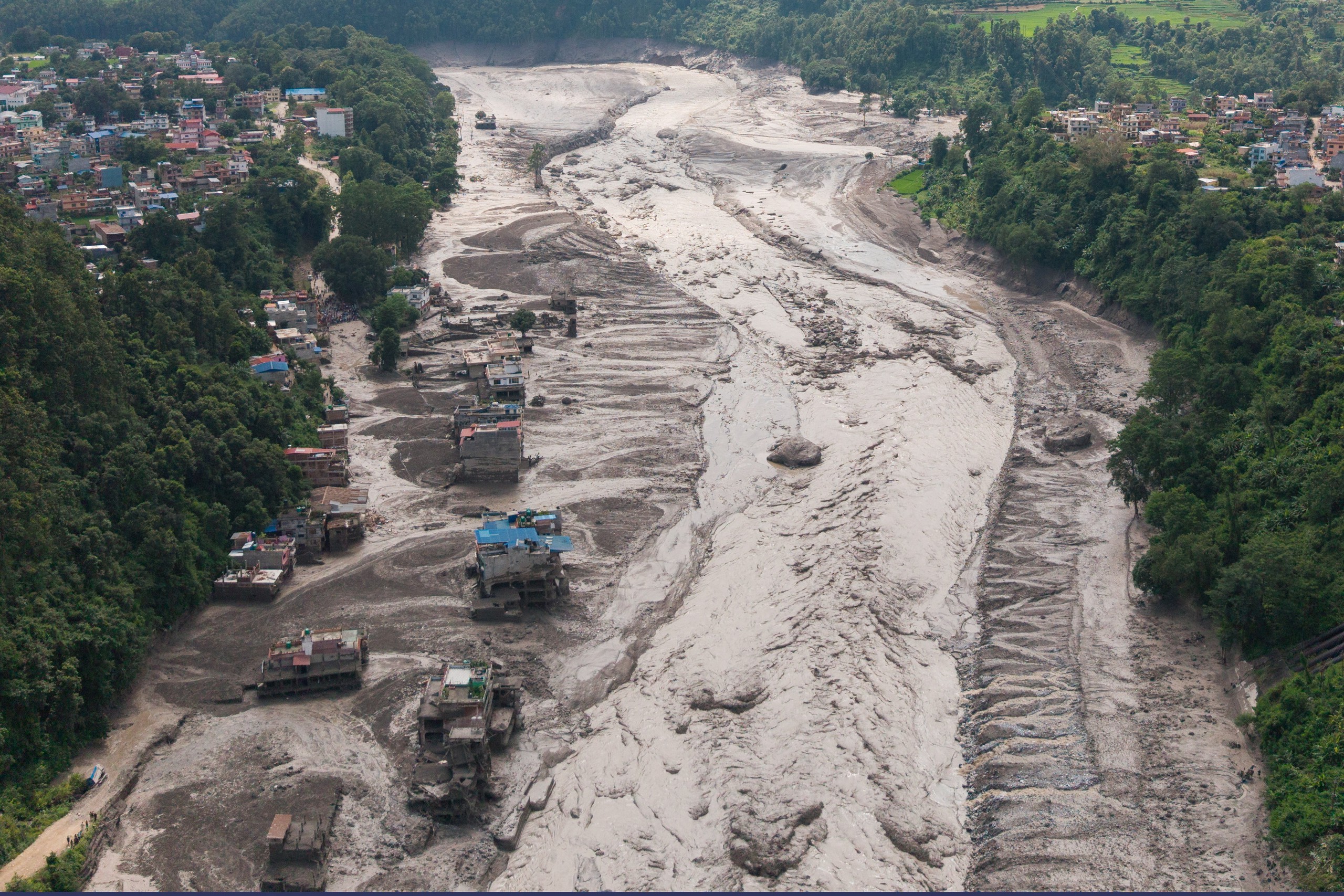 Thanh niên Nepal thoát chết nhờ bám vào cây xoài trong thảm họa lũ quét - Ảnh 1.