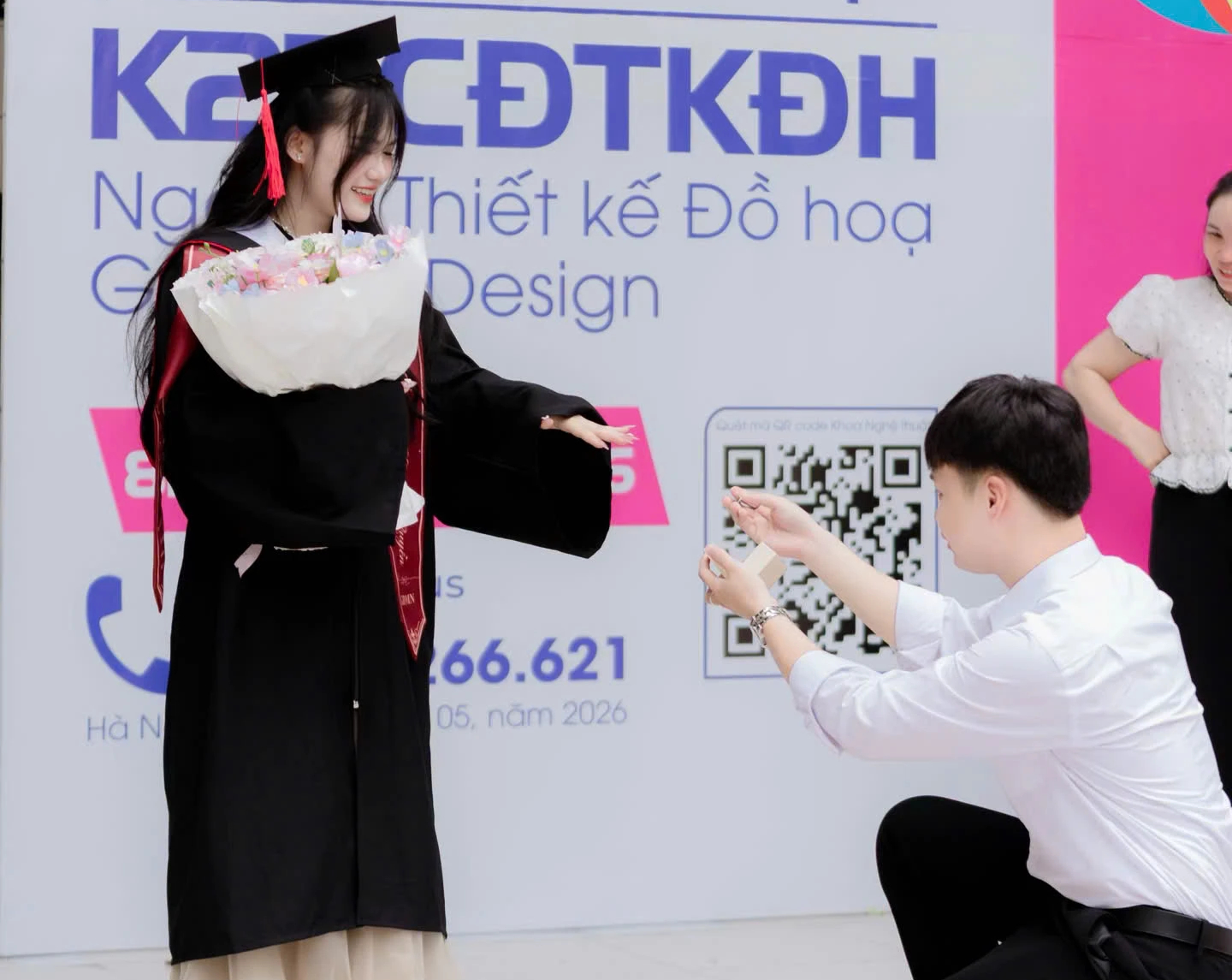 Cô gái bất ngờ được bạn trai cầu hôn trong ngày nhận bằng tốt nghiệp - Ảnh 1.
