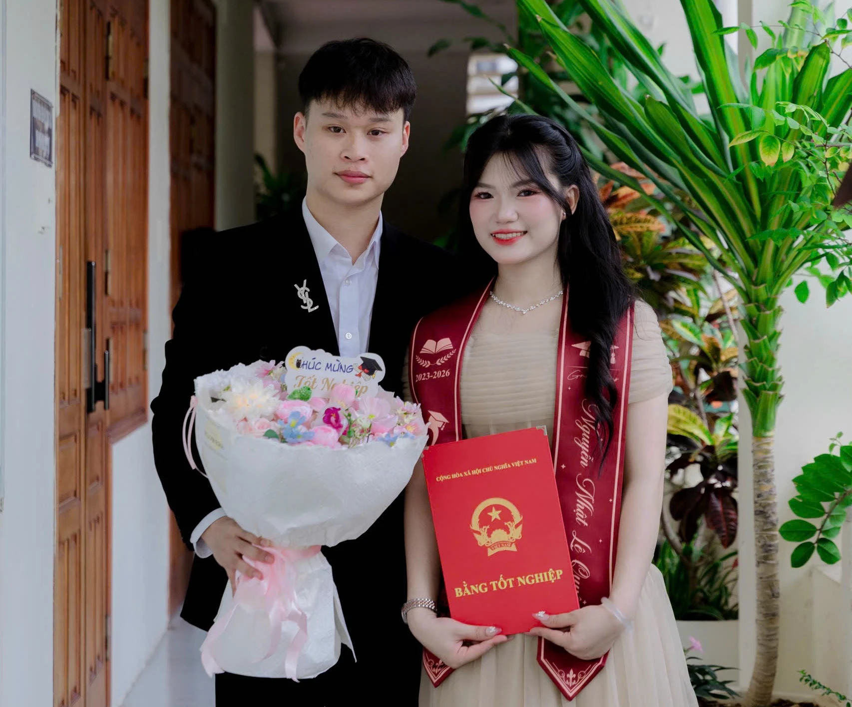 Cô gái bất ngờ được bạn trai cầu hôn trong ngày nhận bằng tốt nghiệp - Ảnh 2.