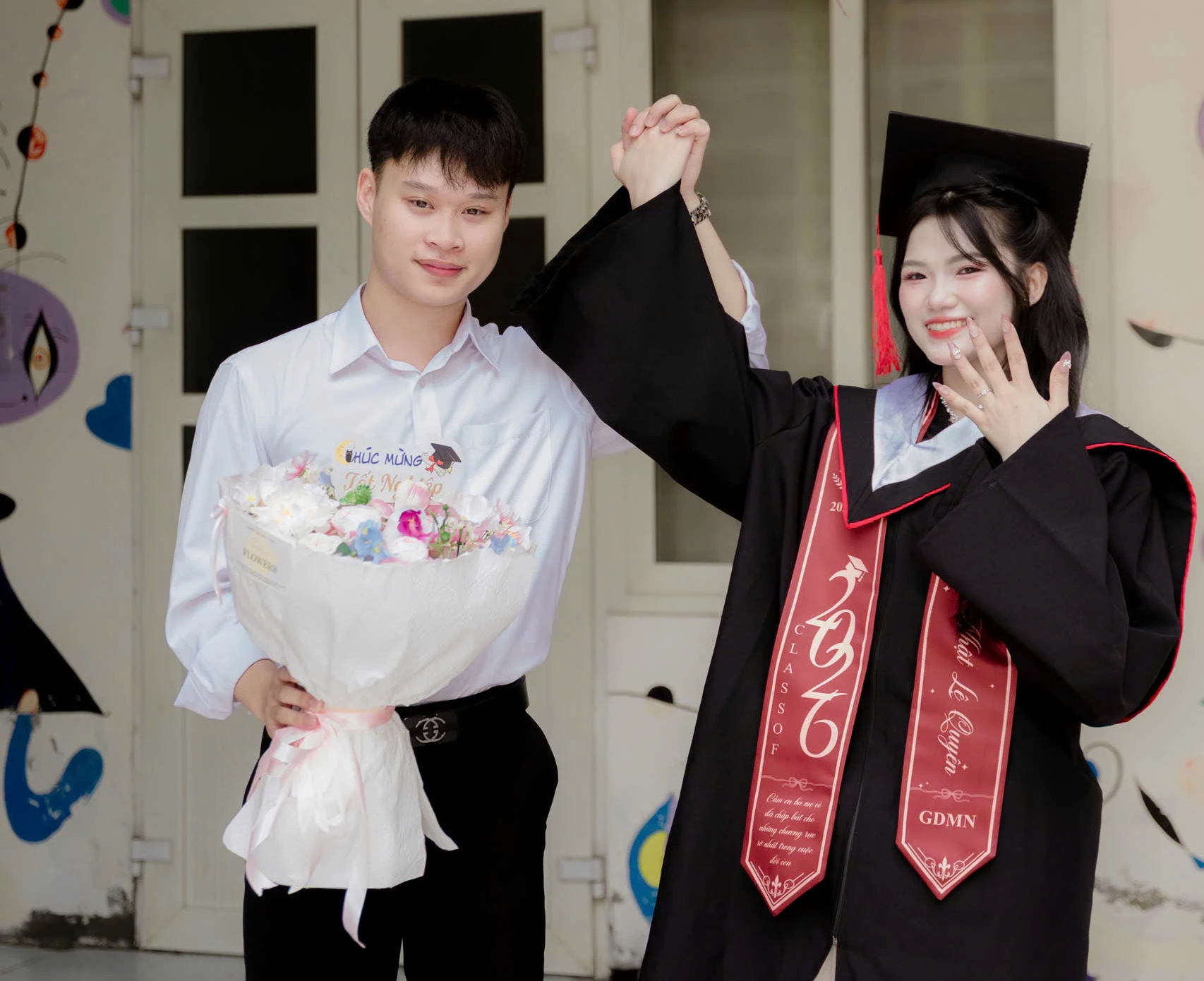 Cô gái bất ngờ được bạn trai cầu hôn trong ngày nhận bằng tốt nghiệp - Ảnh 3.