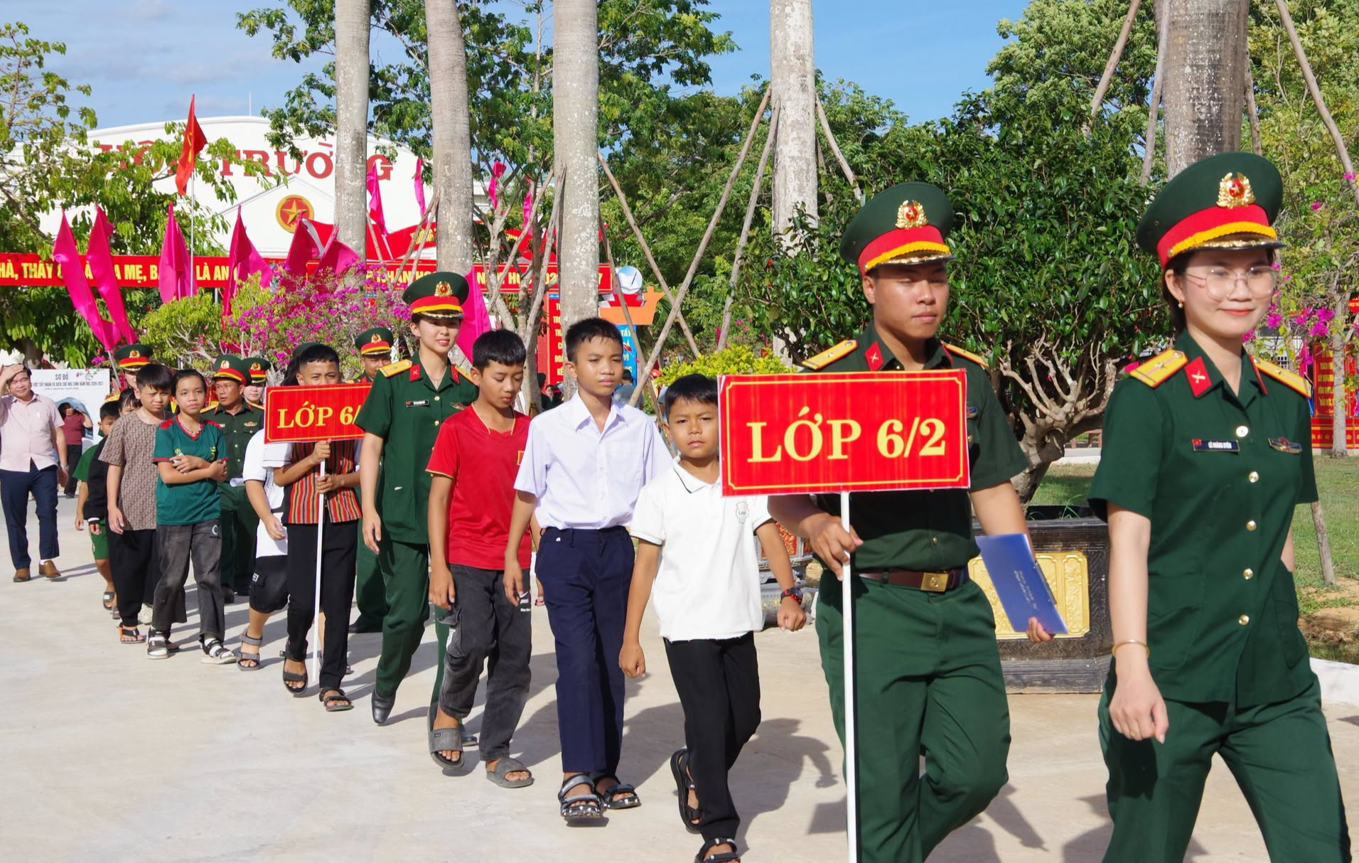 Học sinh Trường Thiếu sinh quân rời bản làng nhập học trong vòng tay yêu thương- Ảnh 1.