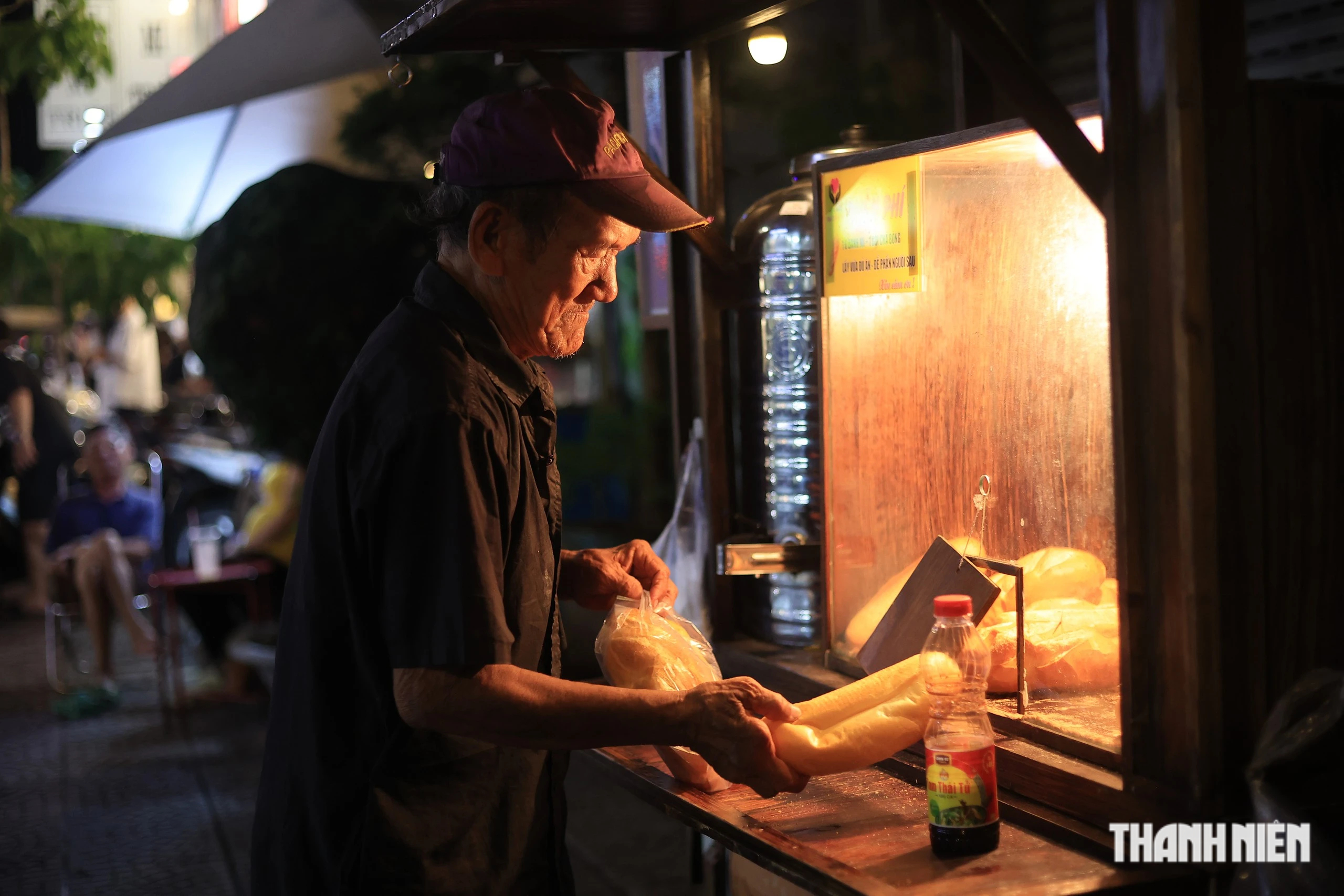 Bí mật sau xe bánh mì không người bán giữa trung tâm TP.HCM- Ảnh 2.