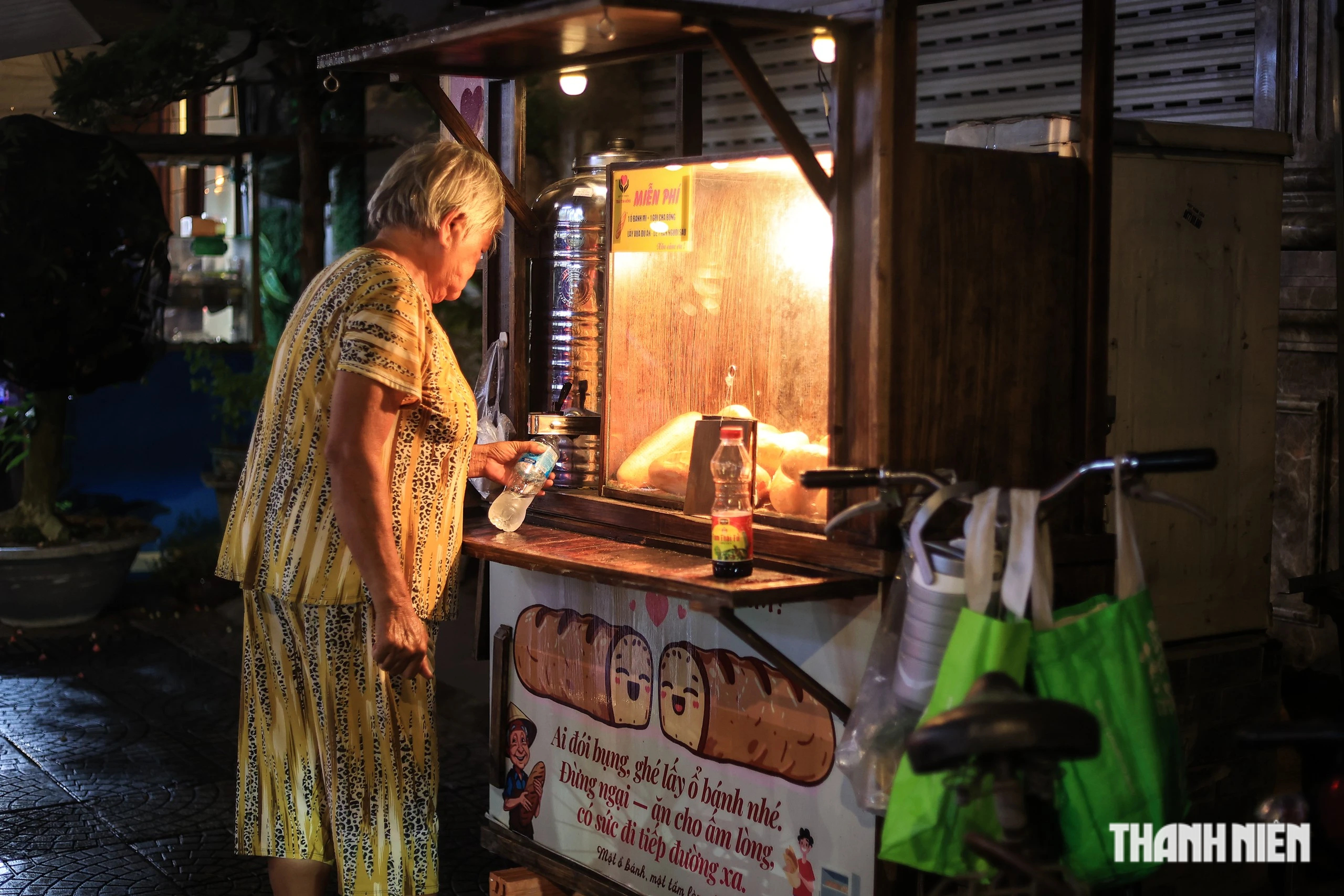 Bí mật sau xe bánh mì không người bán giữa trung tâm TP.HCM- Ảnh 1.