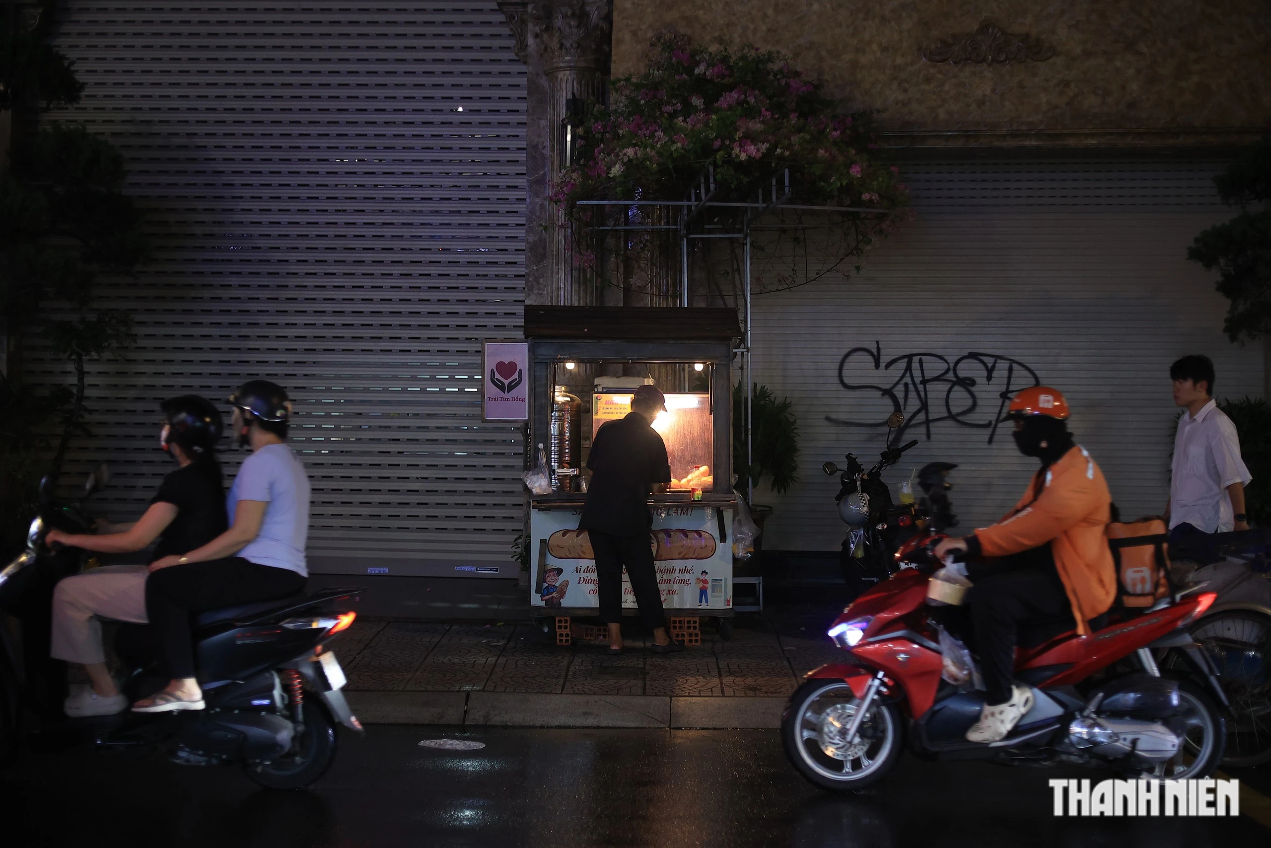 Bí mật sau xe bánh mì không người bán giữa trung tâm TP.HCM- Ảnh 6.