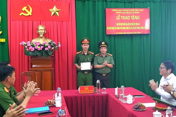 Bộ C&ocirc;ng an trợ cấp đột xuất cho chiến sĩ bị thương khi bắt nh&oacute;m trộm ch&oacute; - Ảnh 1.