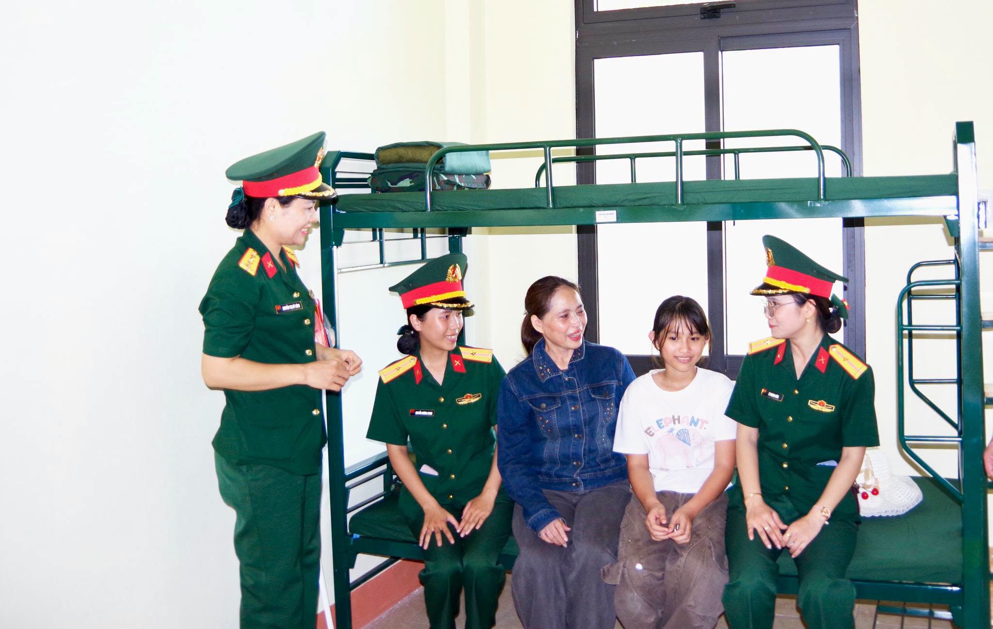 Học sinh Trường Thiếu sinh quân rời bản làng nhập học trong vòng tay yêu thương- Ảnh 7.