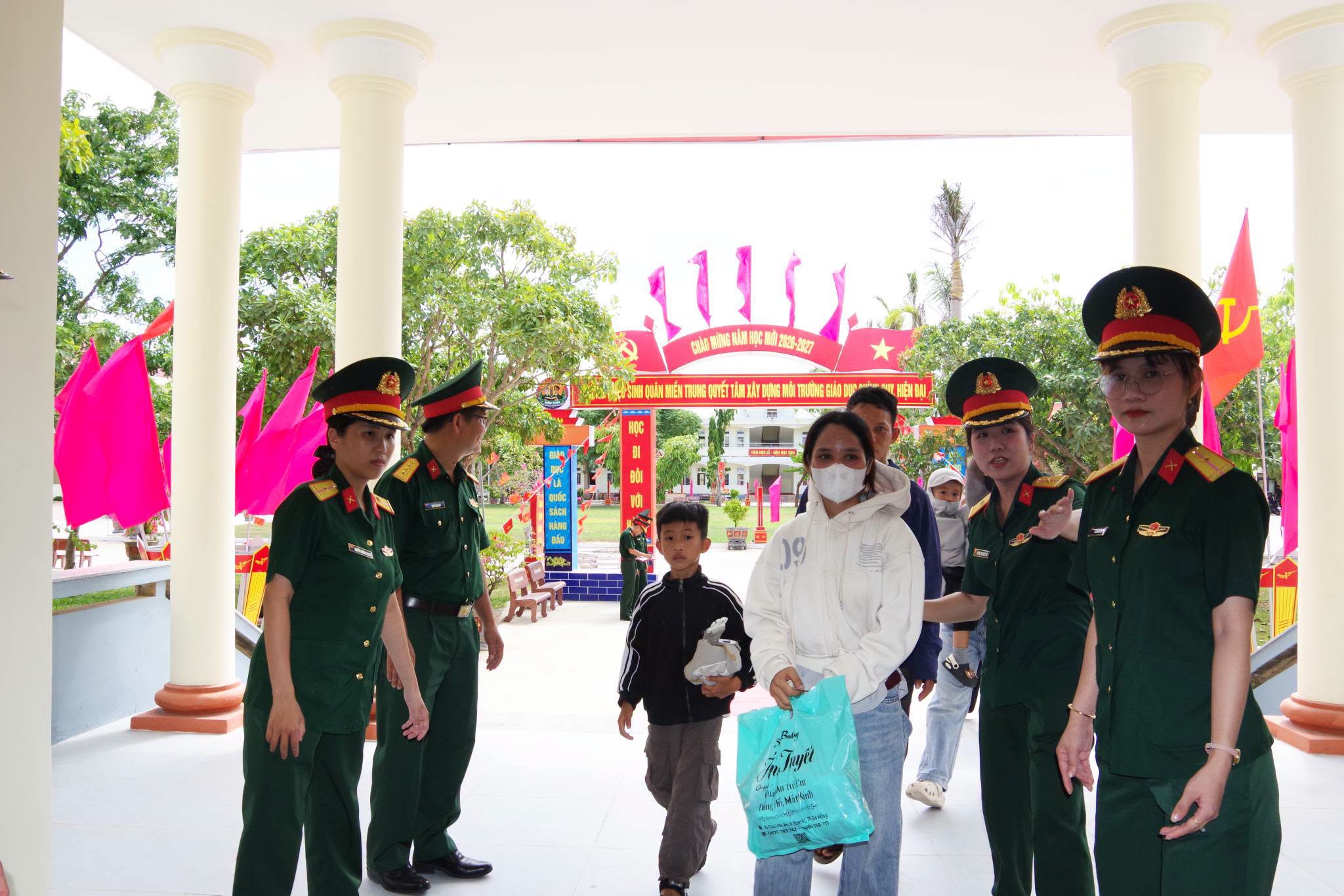 Học sinh Trường Thiếu sinh quân rời bản làng nhập học trong vòng tay yêu thương- Ảnh 2.