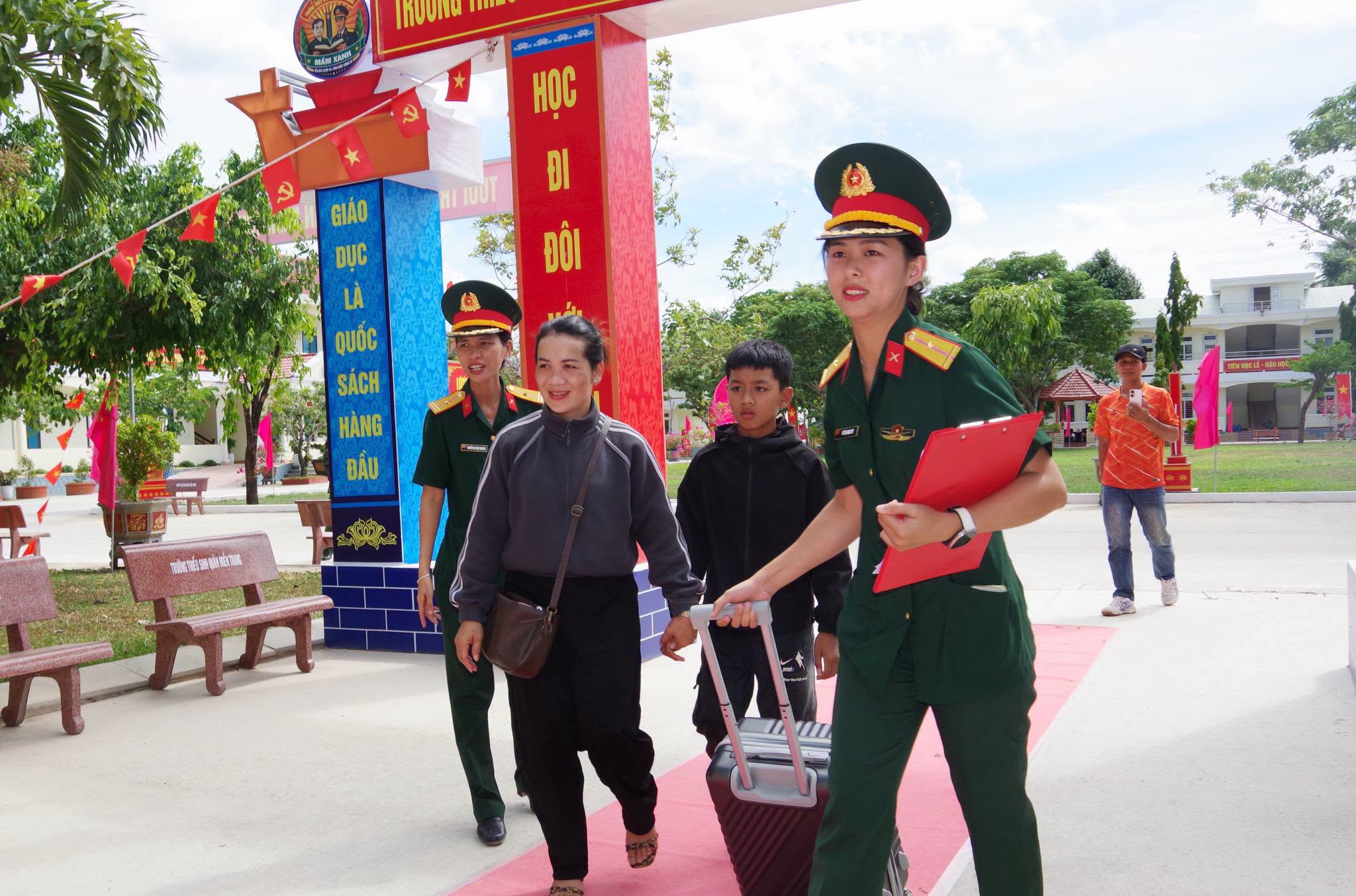 Học sinh Trường Thiếu sinh quân rời bản làng nhập học trong vòng tay yêu thương- Ảnh 6.