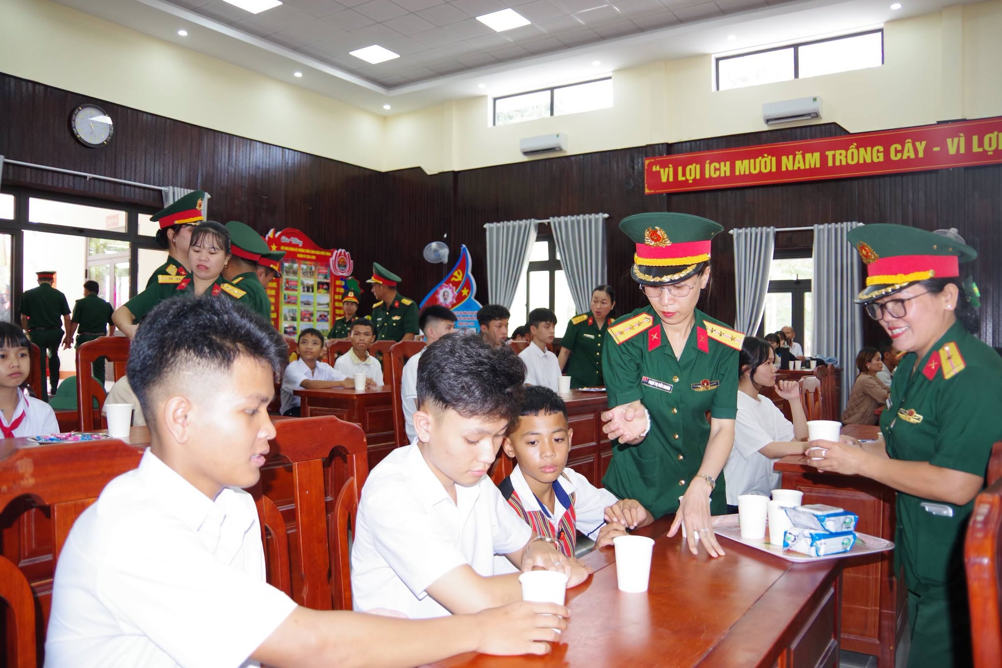 Học sinh Trường Thiếu sinh quân rời bản làng nhập học trong vòng tay yêu thương- Ảnh 3.