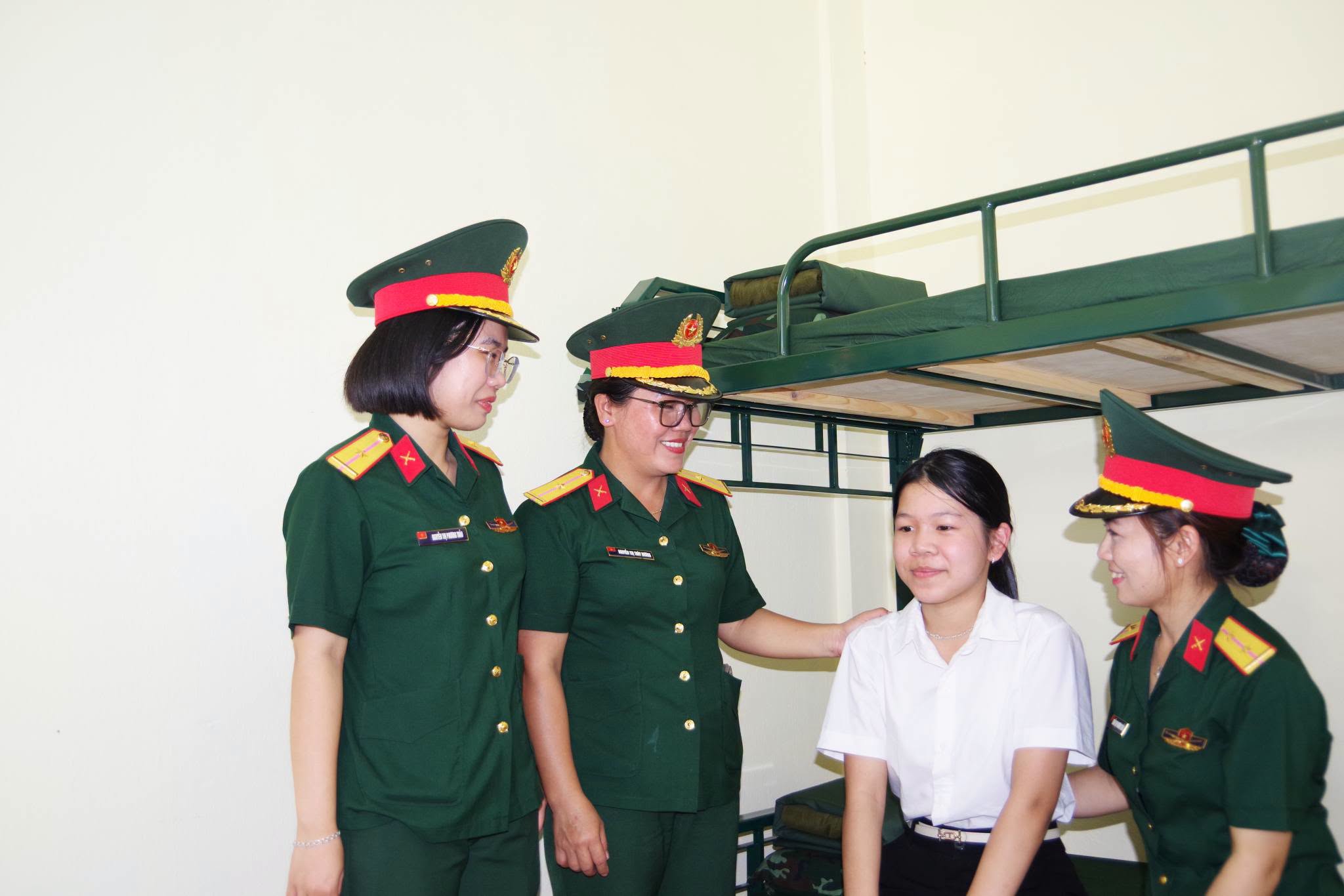 Học sinh Trường Thiếu sinh quân rời bản làng nhập học trong vòng tay yêu thương- Ảnh 5.