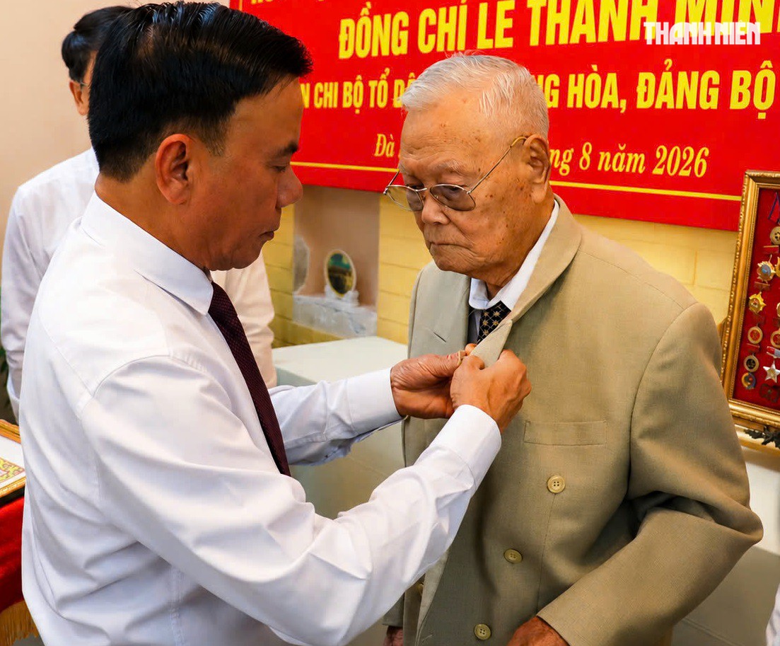 Thường trực Ban Bí thư trao Huy hiệu 80 năm tuổi Đảng cho đảng viên ở Đà Nẵng- Ảnh 1.