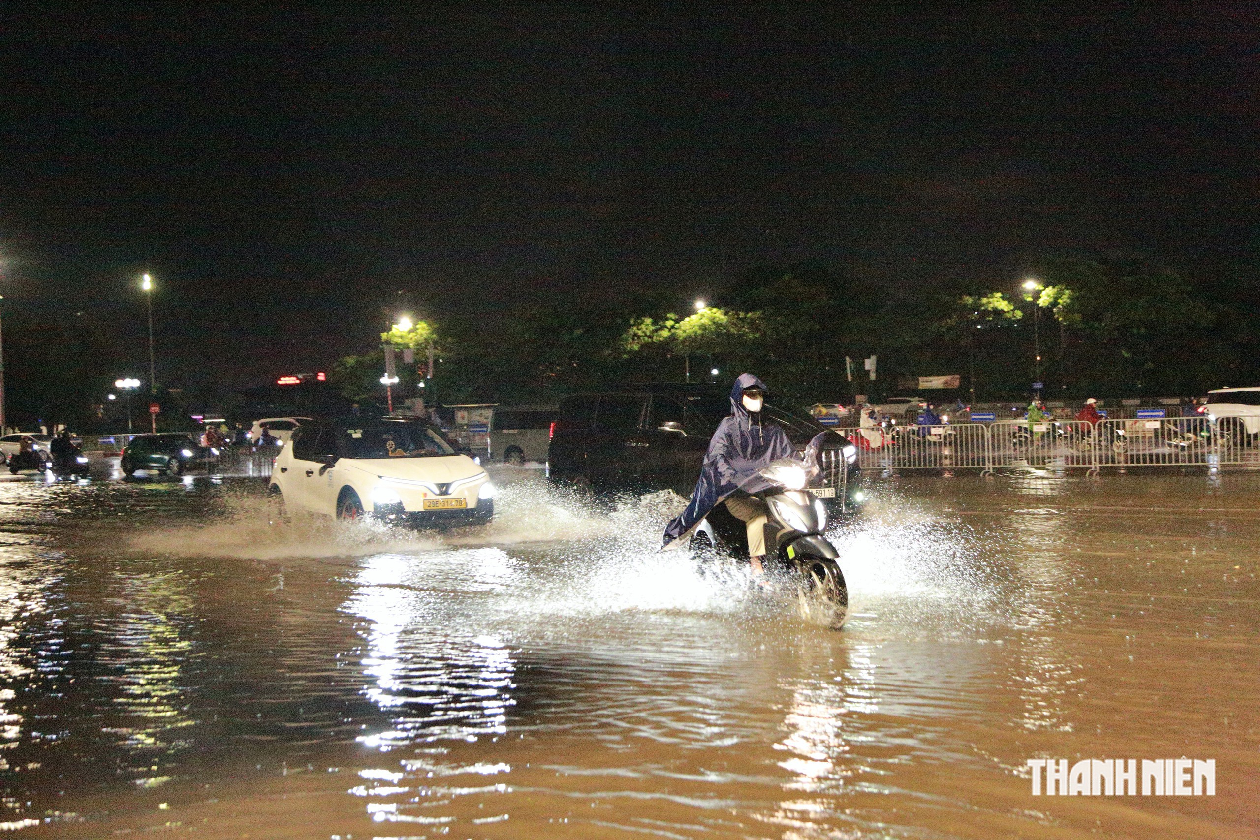 Nhiều tuyến đường Hà Nội úng ngập, xe chết máy hàng loạt - Ảnh 7.