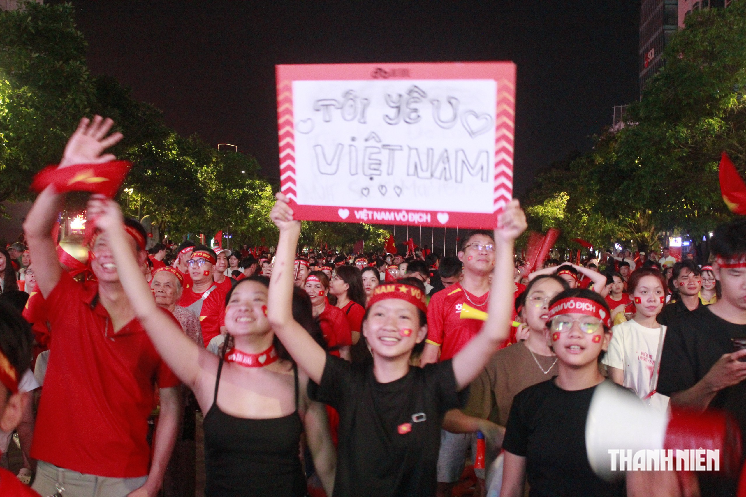Đêm không ngủ sau chiến thắng ASEAN Cup: ‘Messi’ cũng ra đường ‘đi bão’ - Ảnh 4.