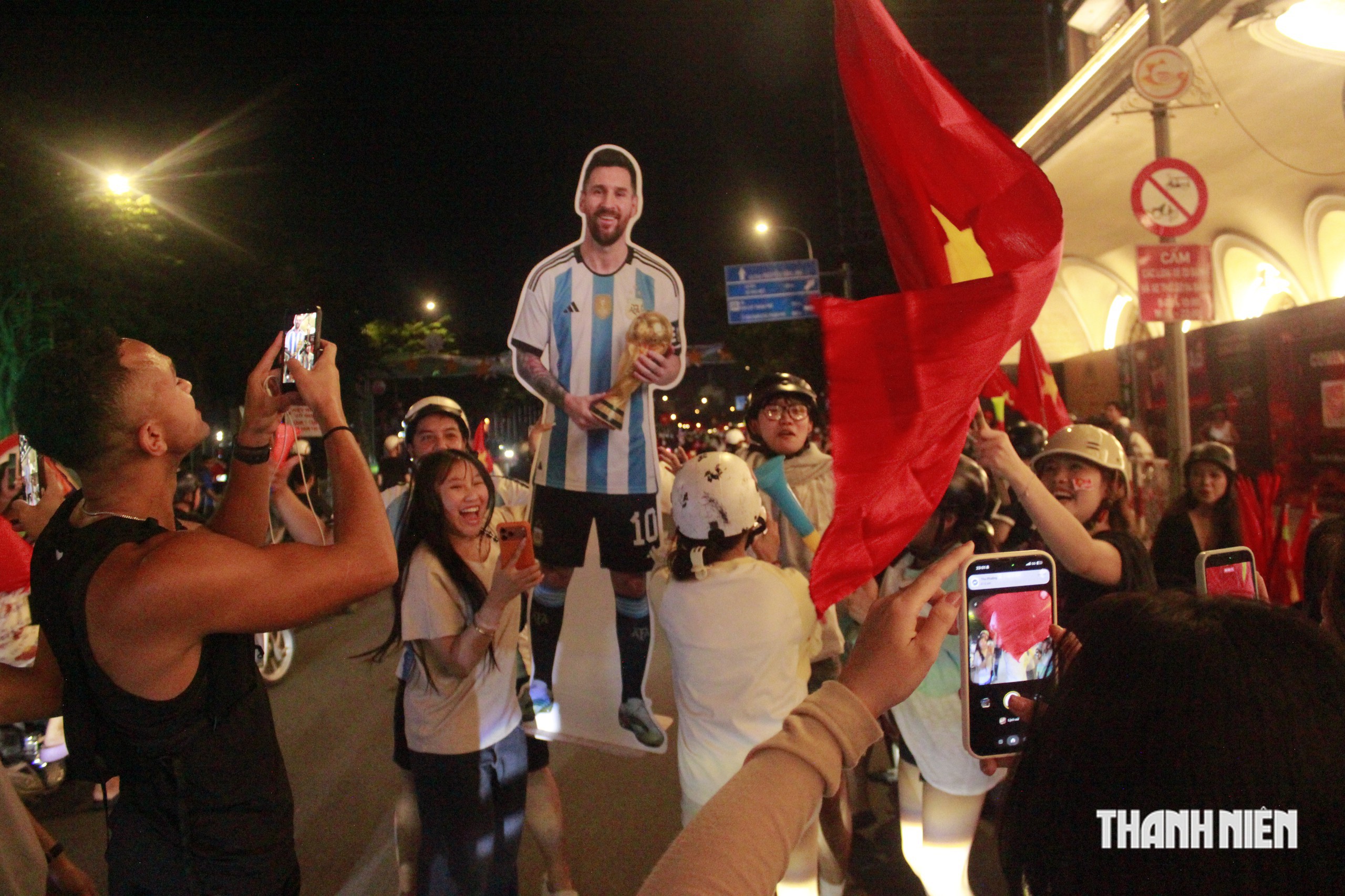 Đêm không ngủ sau chiến thắng ASEAN Cup: ‘Messi’ cũng ra đường ‘đi bão’ - Ảnh 7.