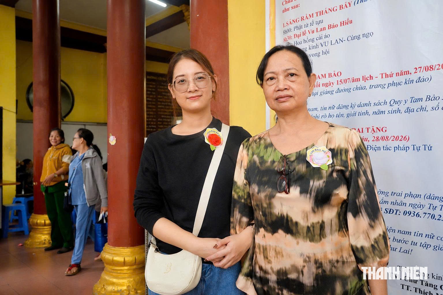  Rưng rưng đóa hoa hồng trắng trên ngực áo - Ảnh 5.