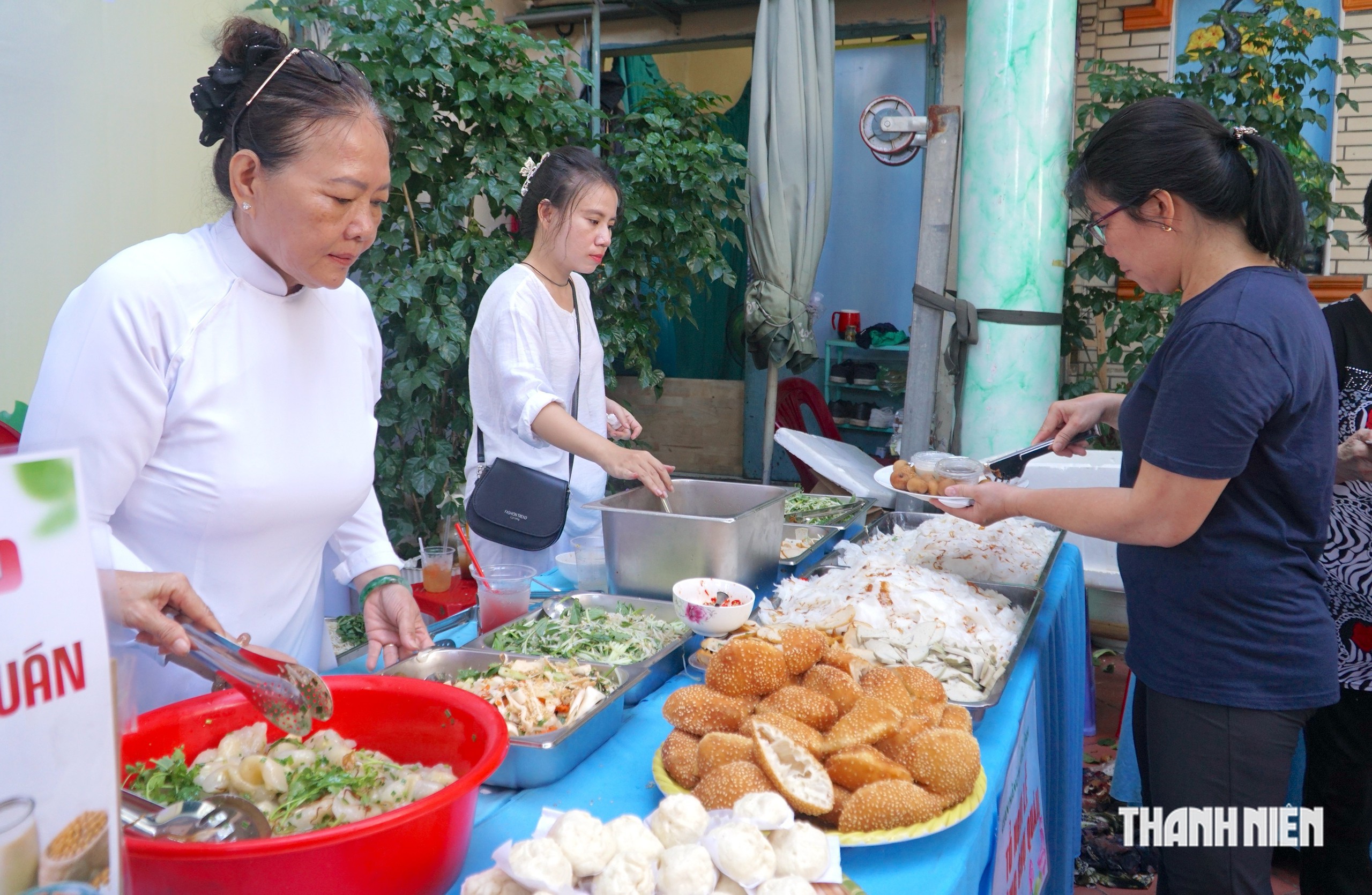 Rằm tháng 7, hàng trăm người Cao Đài về Thánh thất Sài Gòn dự lễ Trung Ngươn - Ảnh 2.