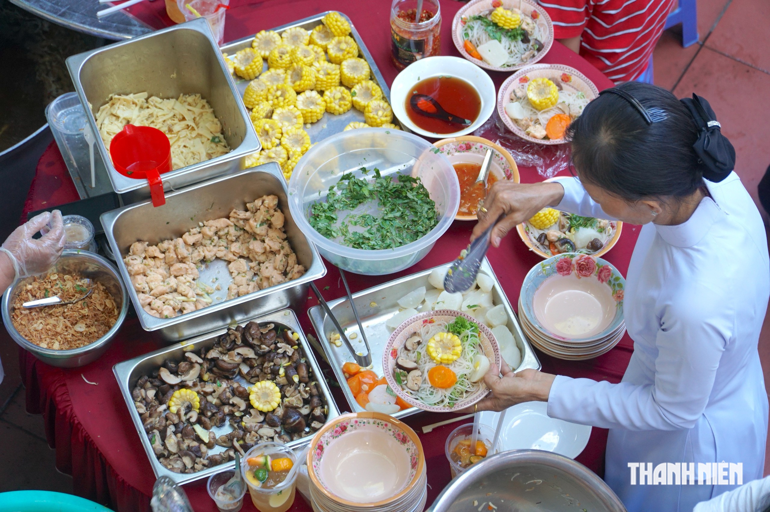 Rằm tháng 7, hàng trăm người Cao Đài về Thánh thất Sài Gòn dự lễ Trung Ngươn - Ảnh 1.