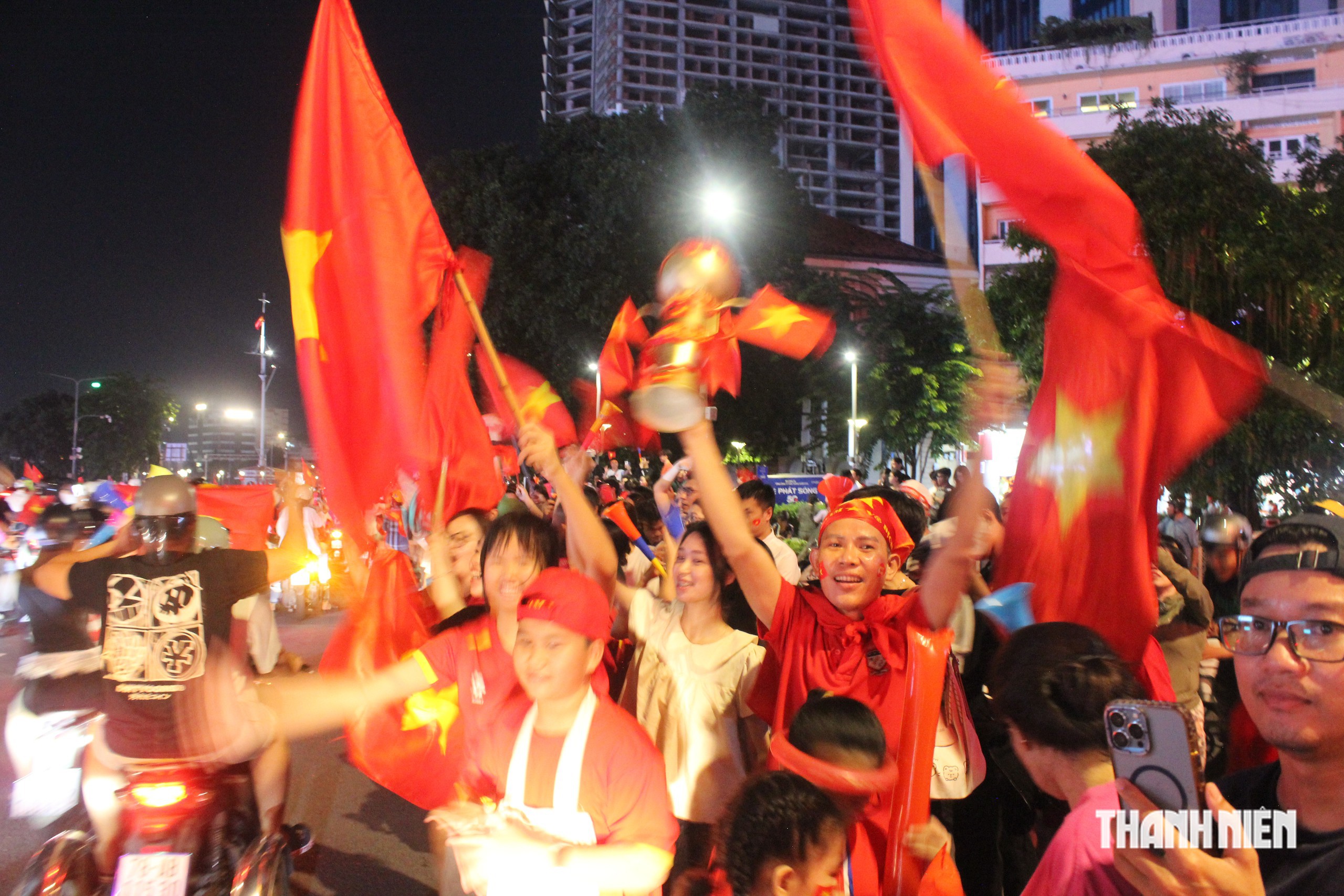 Đêm không ngủ sau chiến thắng ASEAN Cup: ‘Messi’ cũng ra đường ‘đi bão’ - Ảnh 1.
