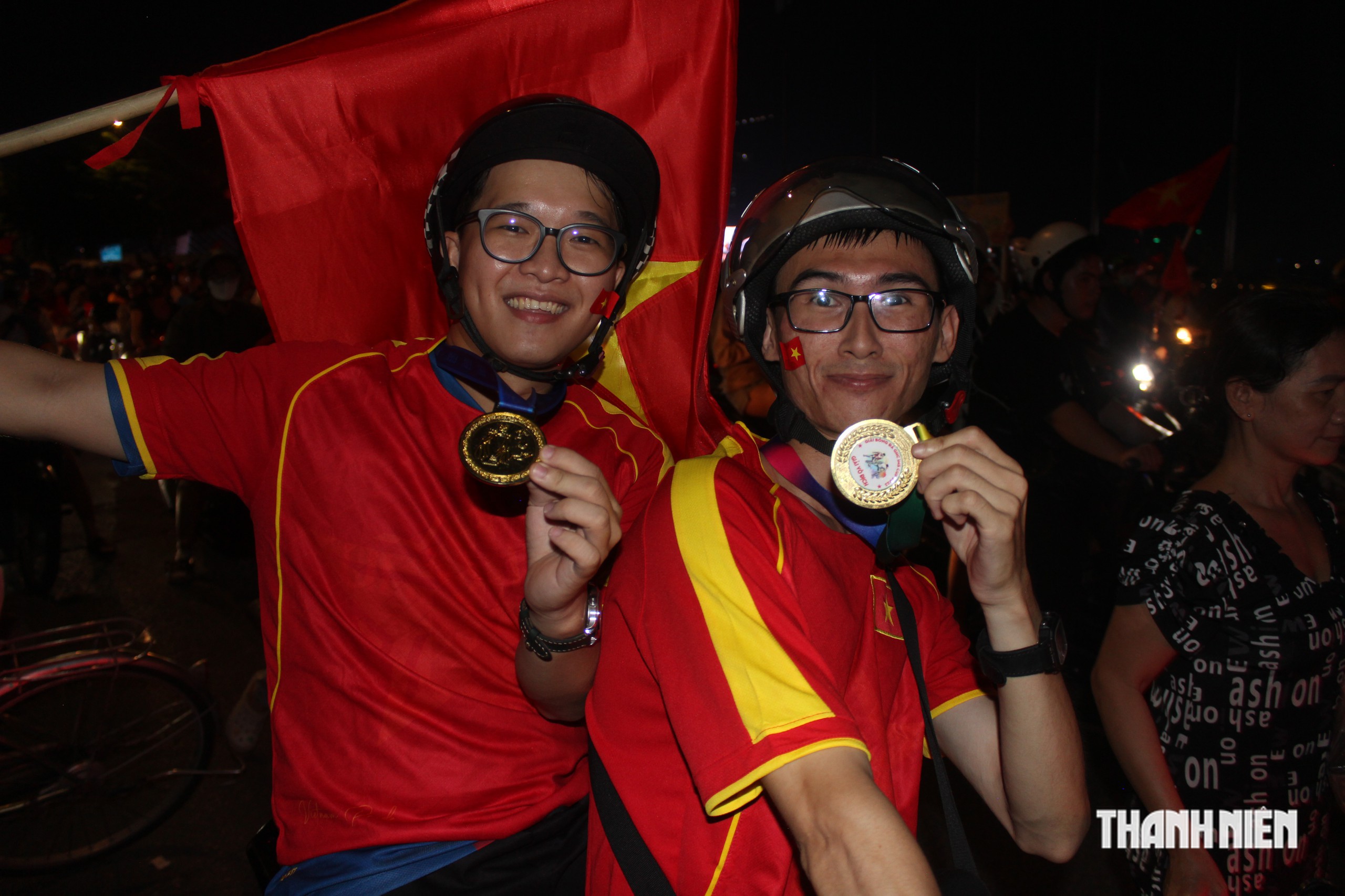 Đêm không ngủ sau chiến thắng ASEAN Cup: ‘Messi’ cũng ra đường ‘đi bão’ - Ảnh 10.