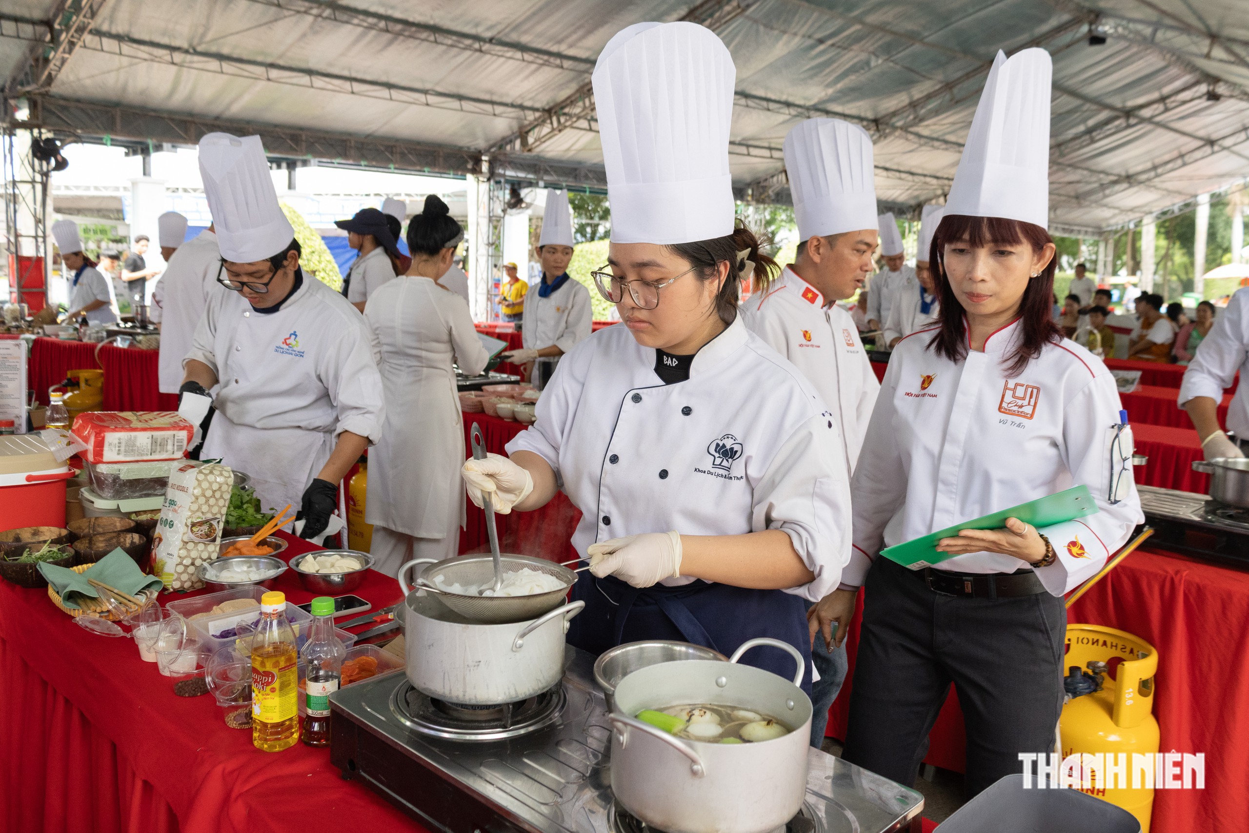  Đông thực khách TP.HCM đến công viên Bình Phú ăn chay  - Ảnh 14.