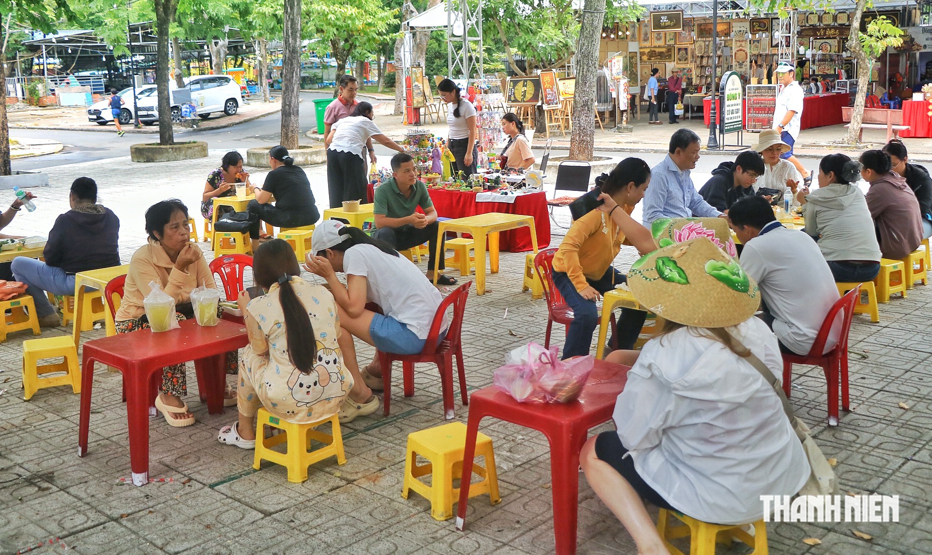  Đông thực khách TP.HCM đến công viên Bình Phú ăn chay  - Ảnh 1.