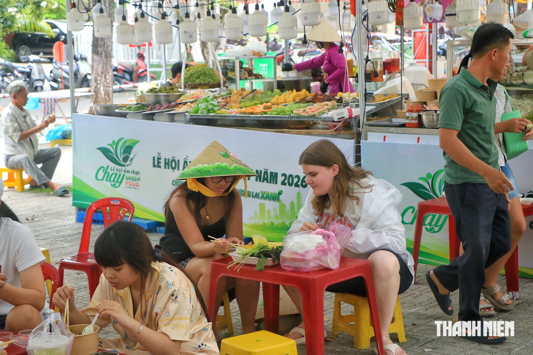  Đông thực khách TP.HCM đến công viên Bình Phú ăn chay  - Ảnh 2.