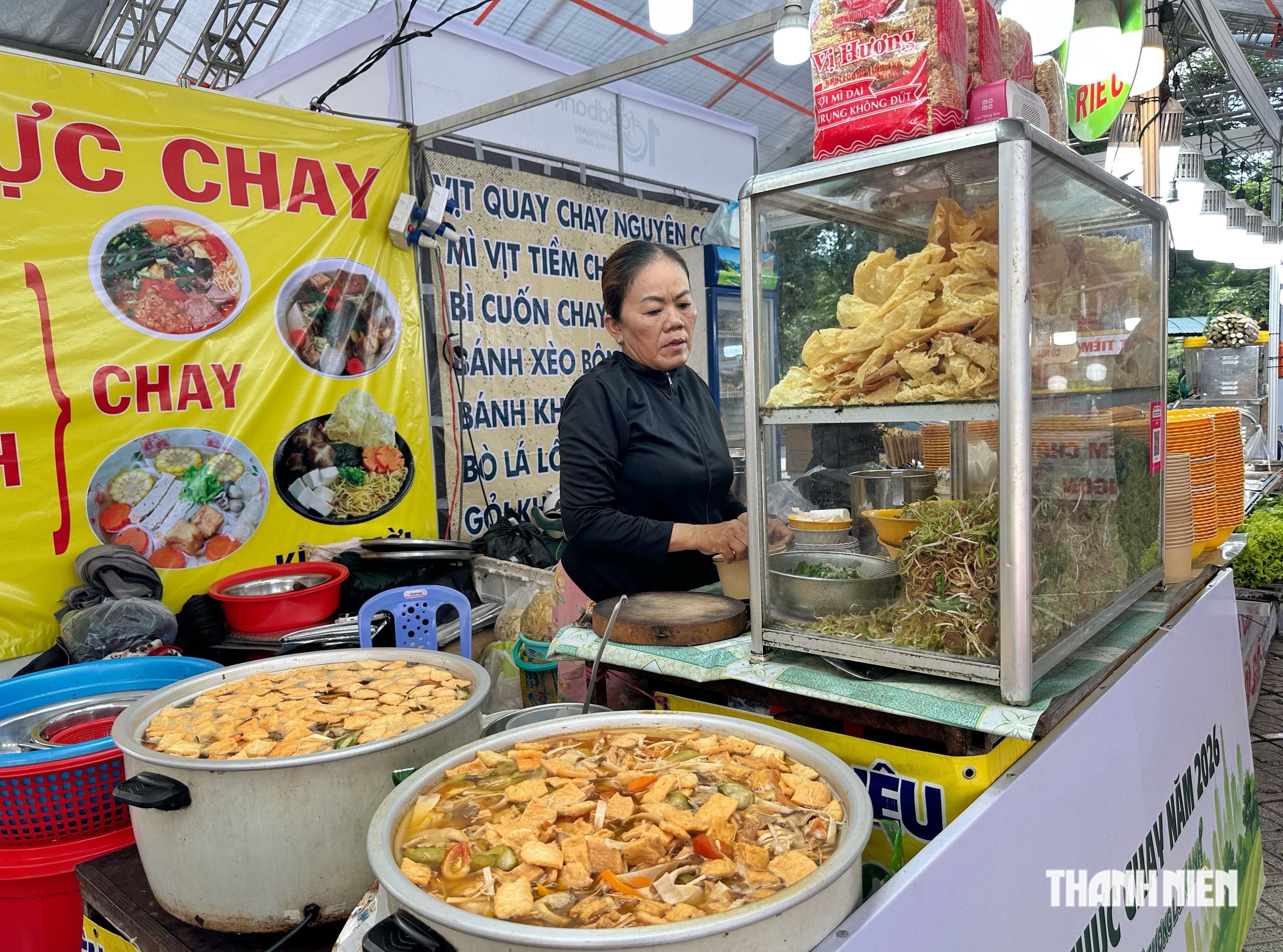  Đông thực khách TP.HCM đến công viên Bình Phú ăn chay  - Ảnh 8.