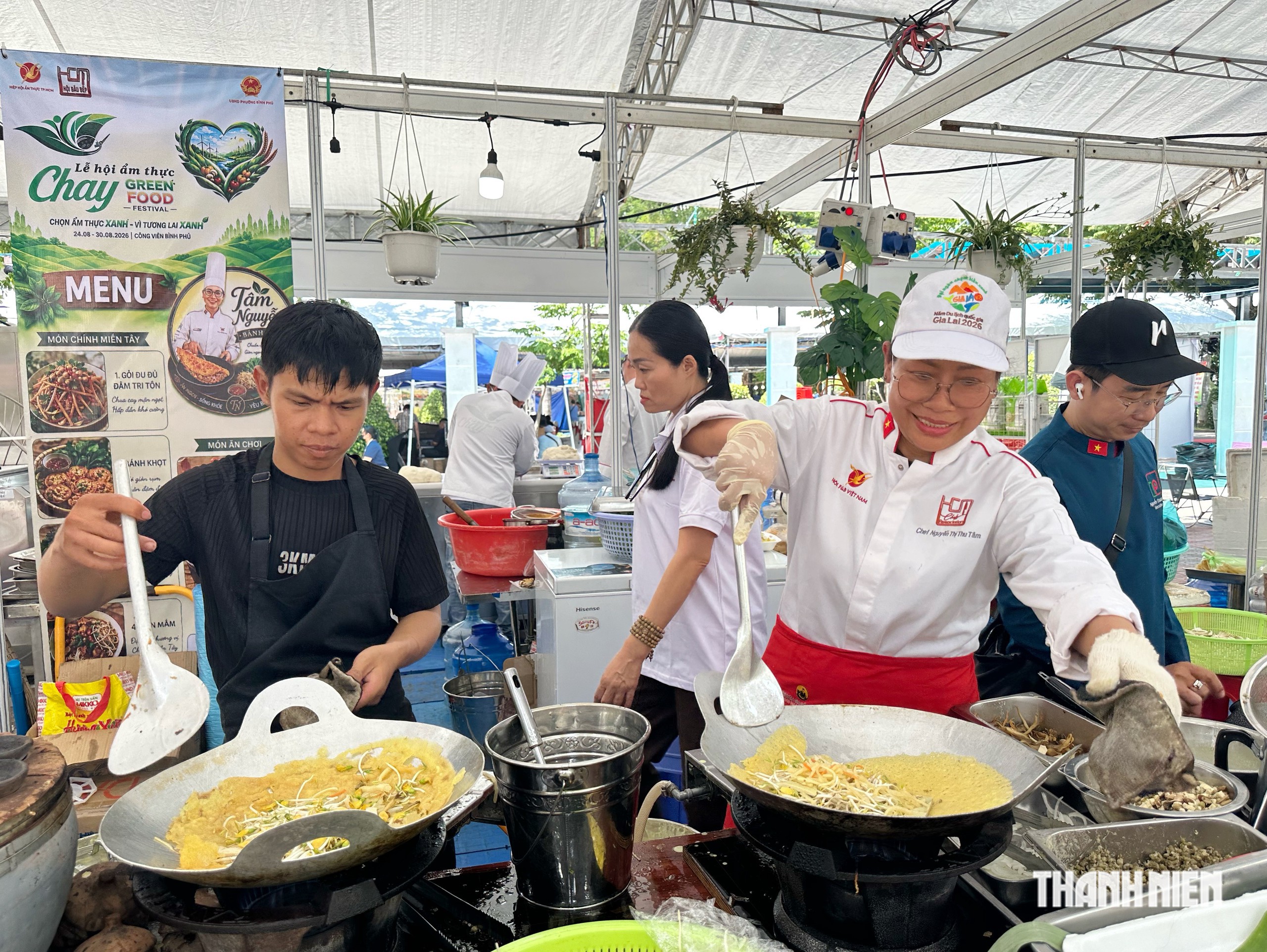  Đông thực khách TP.HCM đến công viên Bình Phú ăn chay  - Ảnh 10.