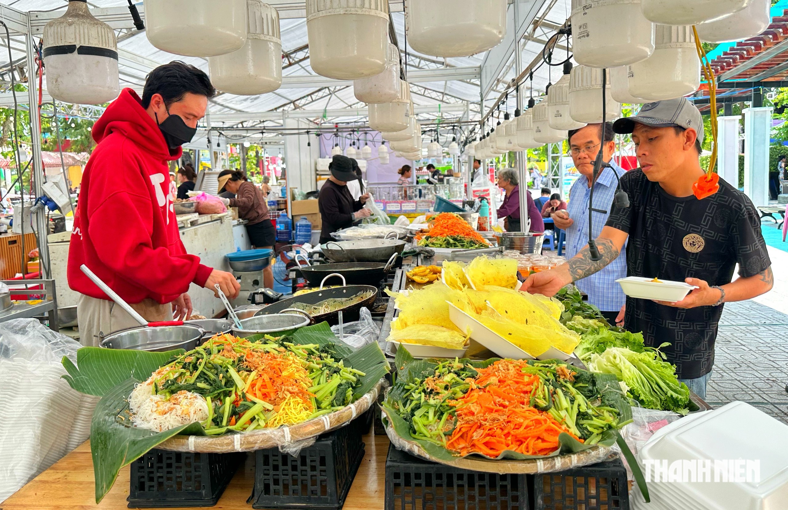  Đông thực khách TP.HCM đến công viên Bình Phú ăn chay  - Ảnh 11.