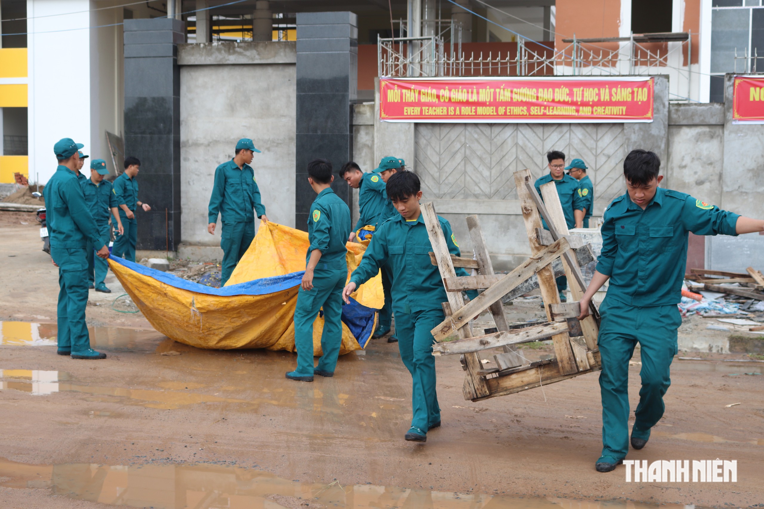 Bộ đội chung tay giúp trường học ở Phú Quốc kịp vào năm học mới - Ảnh 1.