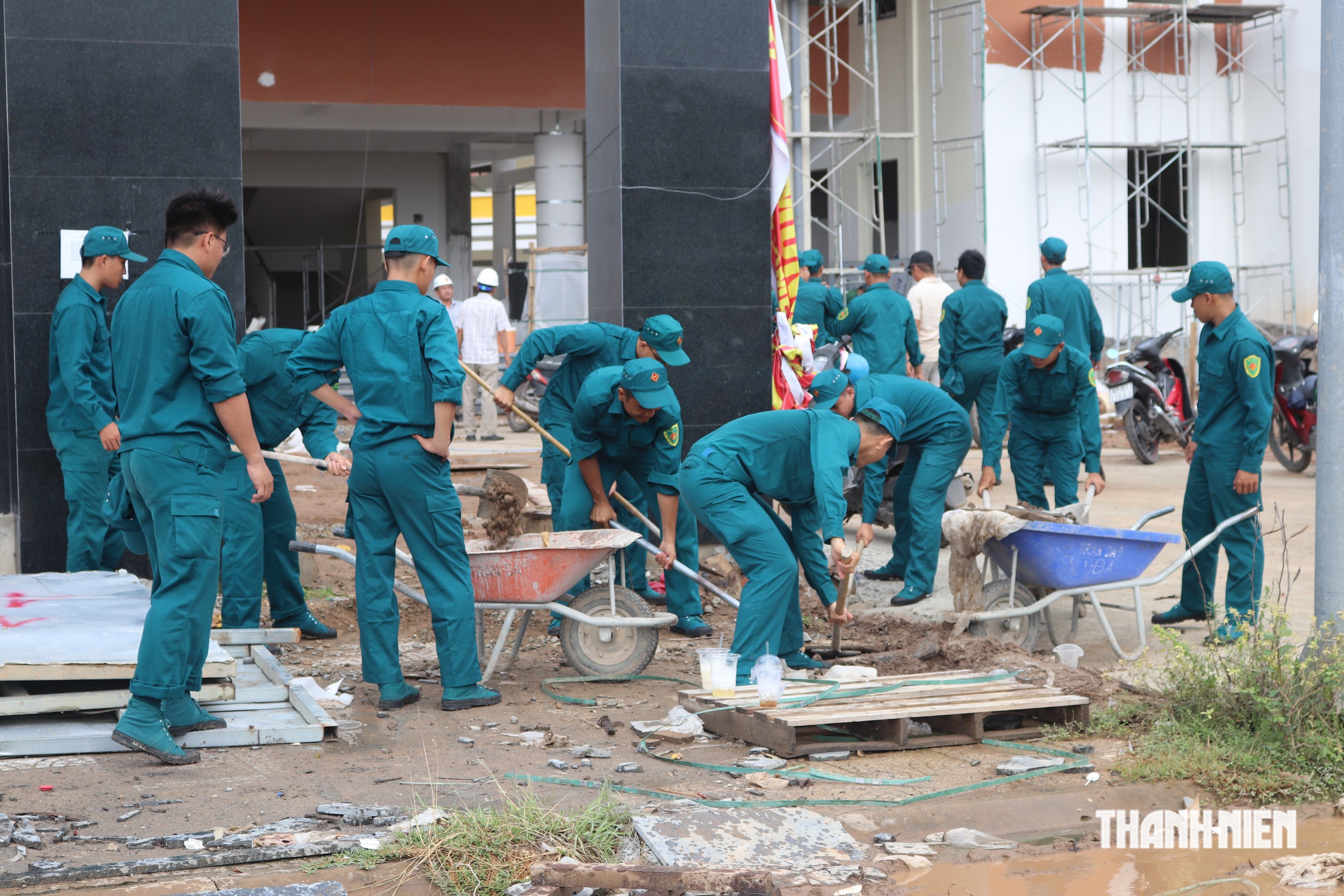 Bộ đội chung tay giúp trường học ở Phú Quốc kịp vào năm học mới - Ảnh 2.