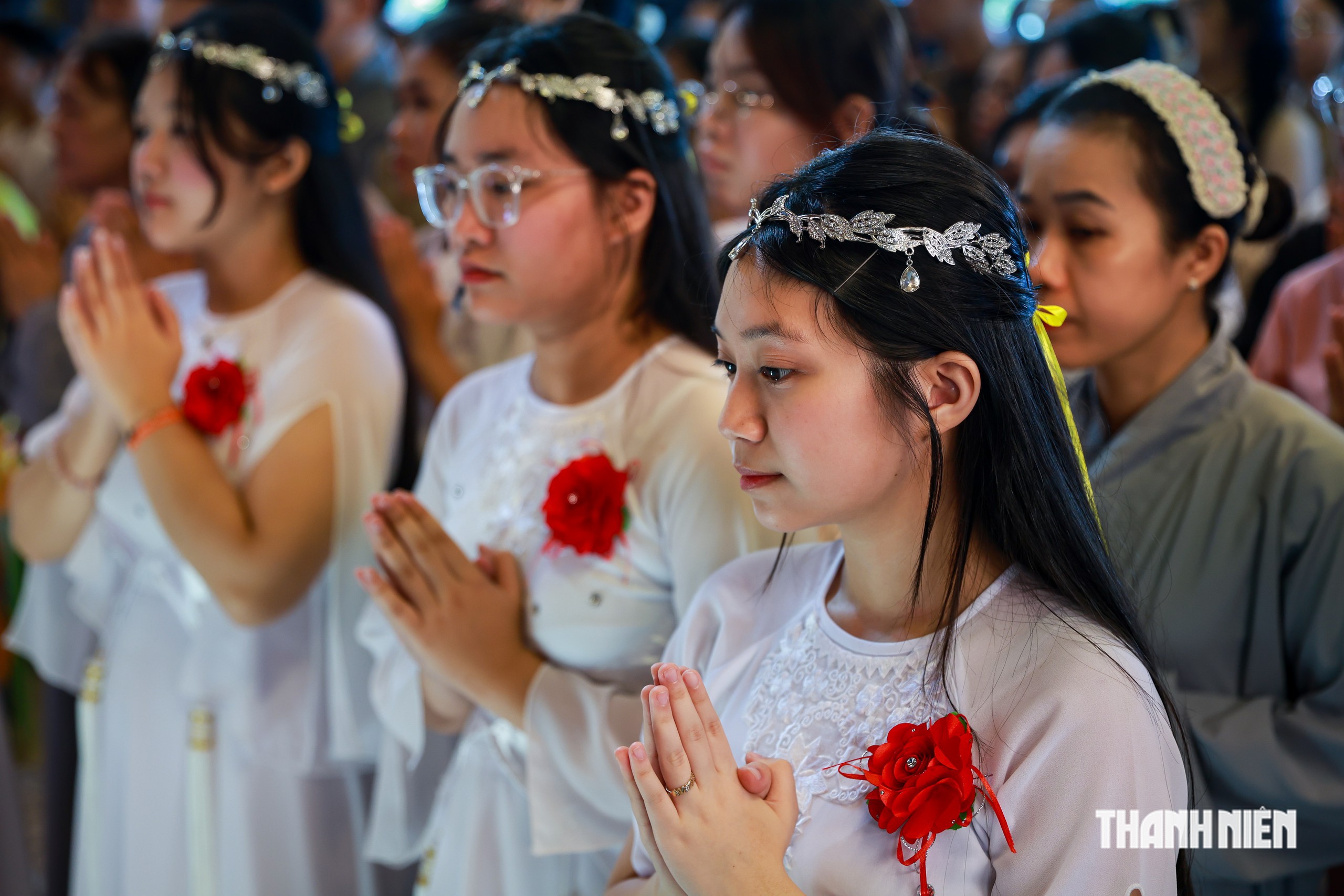 Lễ Vu Lan: Nhiều người bật khóc nức nở khi cài hoa hồng trắng - Ảnh 7.