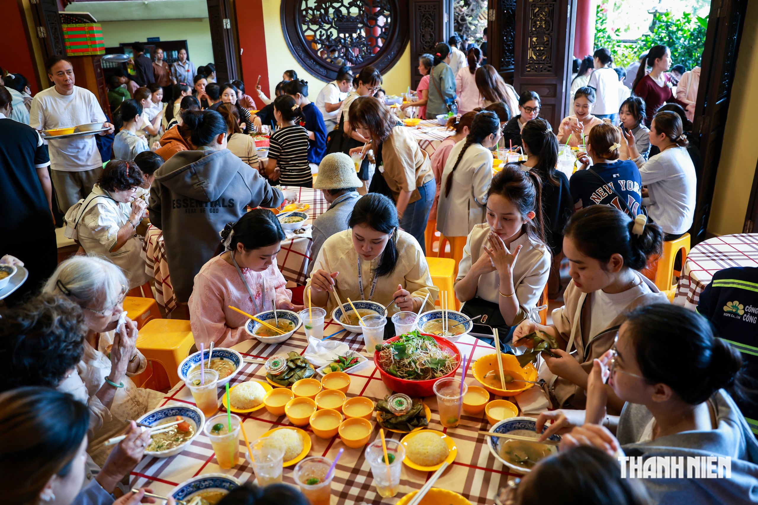 Lễ Vu Lan: Nhiều người bật khóc nức nở khi cài hoa hồng trắng - Ảnh 17.