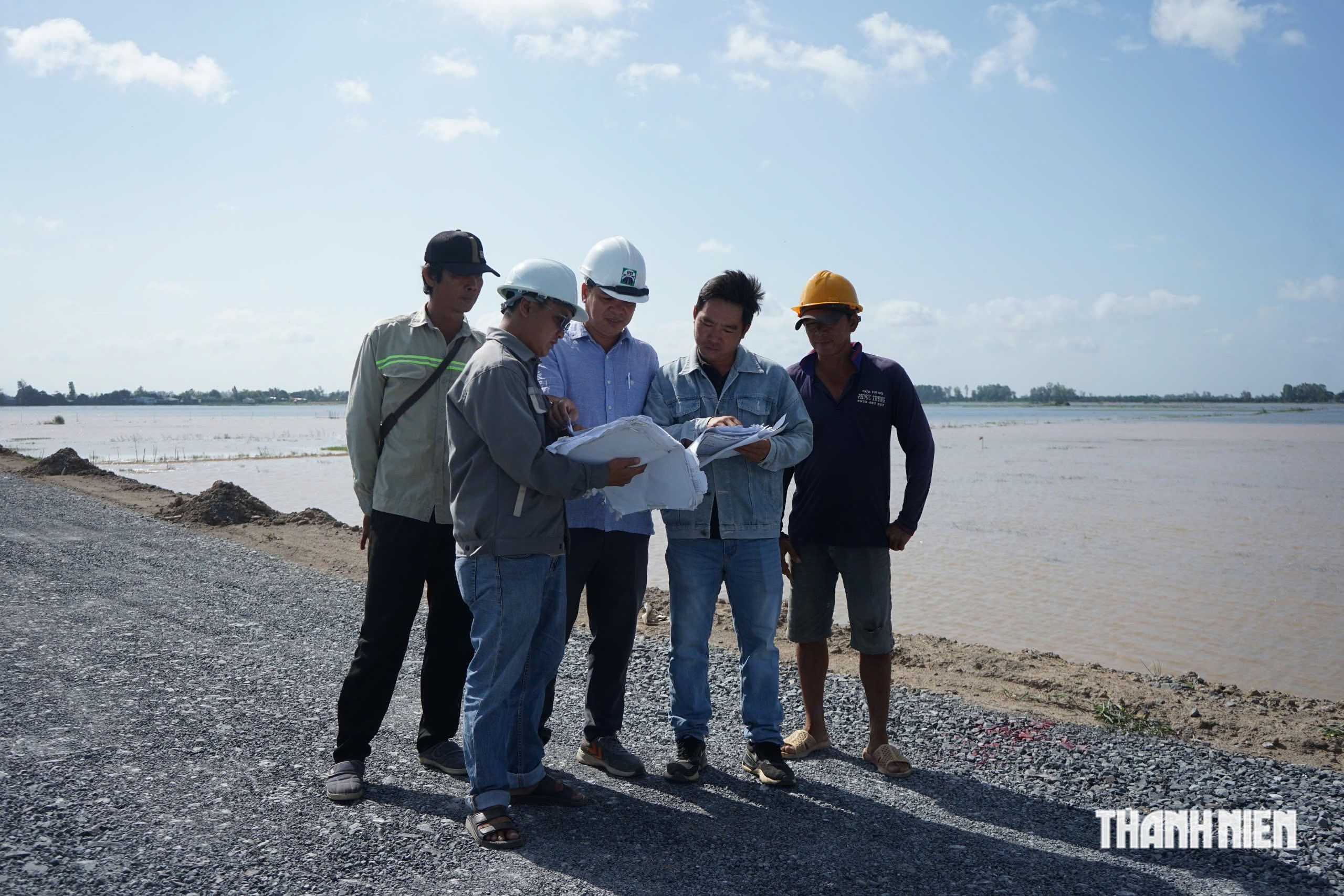 Chạy đua tiến độ, thi c&ocirc;ng xuy&ecirc;n lễ tr&ecirc;n tuyến Đường tỉnh 857 - Ảnh 2.