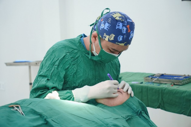 Bác sĩ Trương Công Gia Thịnh: Sửa đôi mắt - Chạm cuộc đời- Ảnh 2.