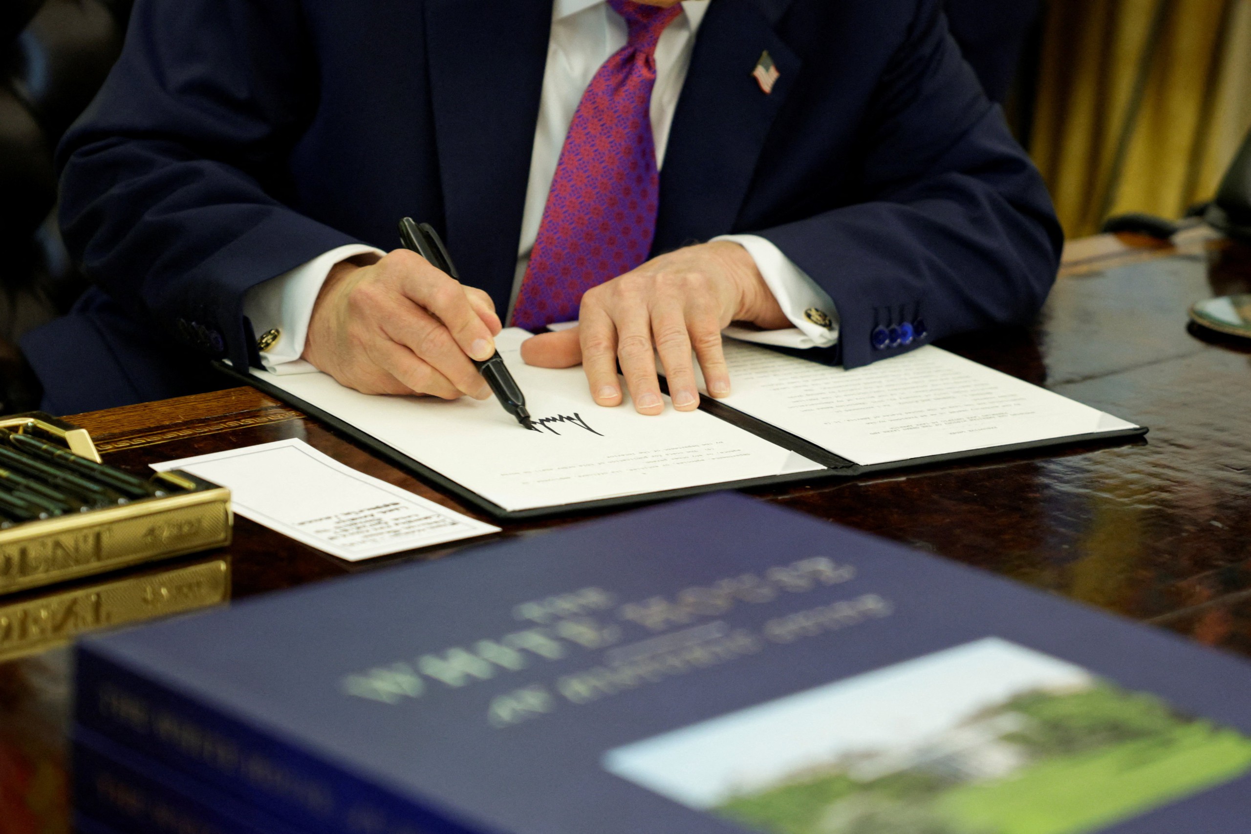 Ông Trump ký sắc lệnh đổi tên hồ Ontario thành hồ America - Ảnh 1.
