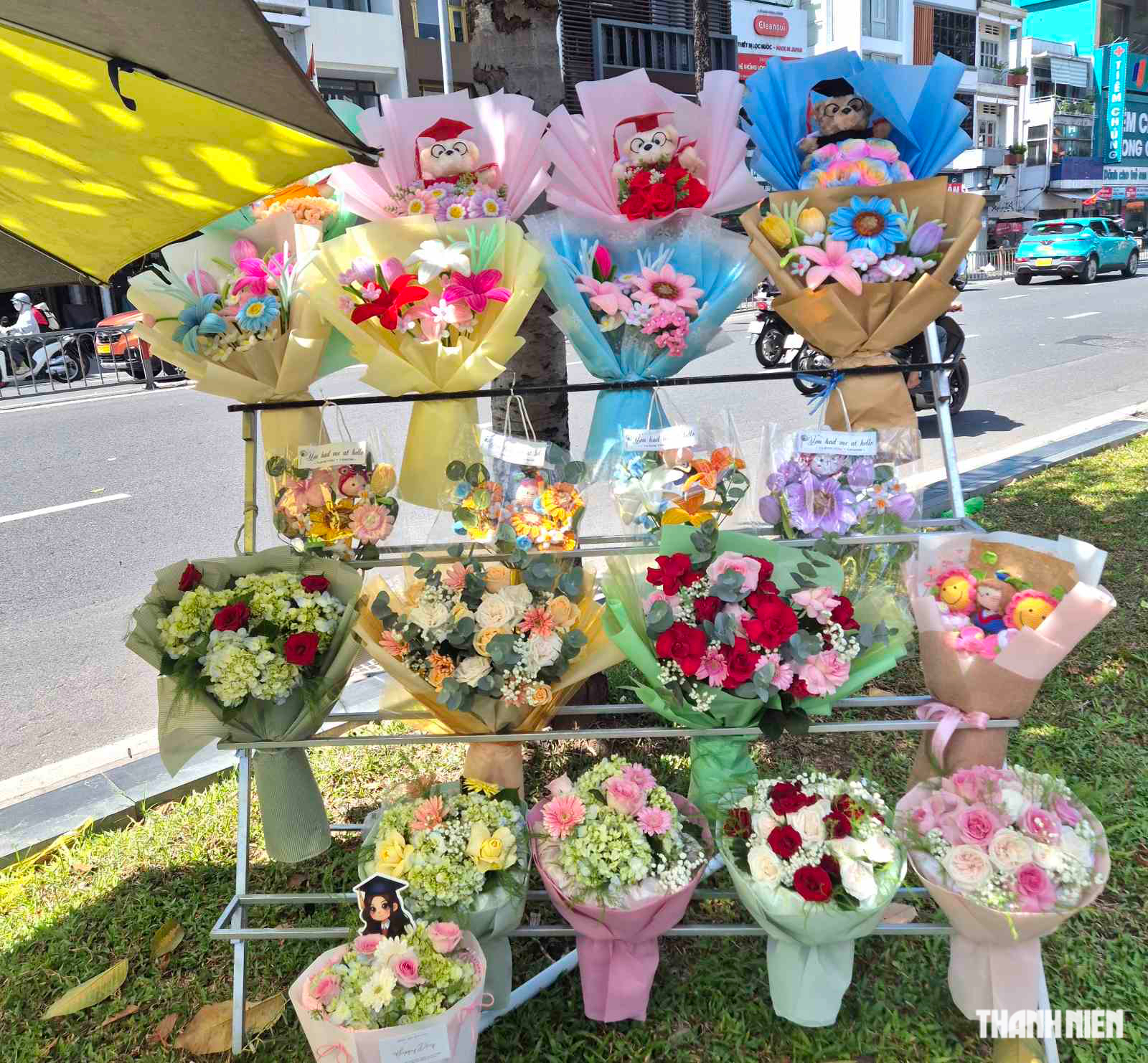 Bật mí 'số phận' những bó hoa ế sau lễ tốt nghiệp - Ảnh 2.