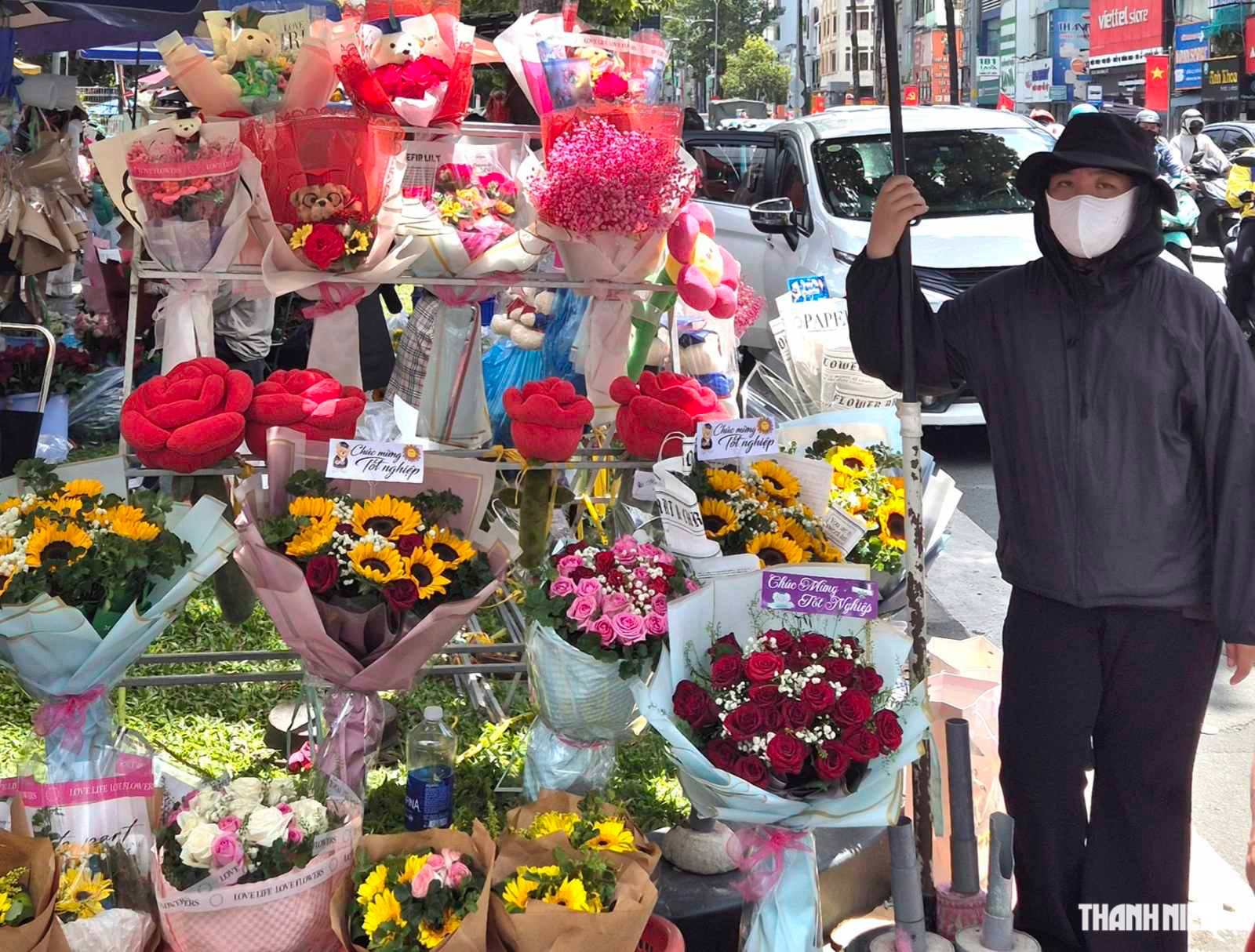 Bật mí 'số phận' những bó hoa ế sau lễ tốt nghiệp - Ảnh 3.