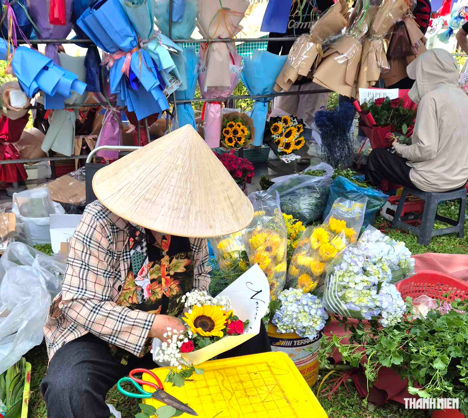 Bật mí 'số phận' những bó hoa ế sau lễ tốt nghiệp - Ảnh 4.