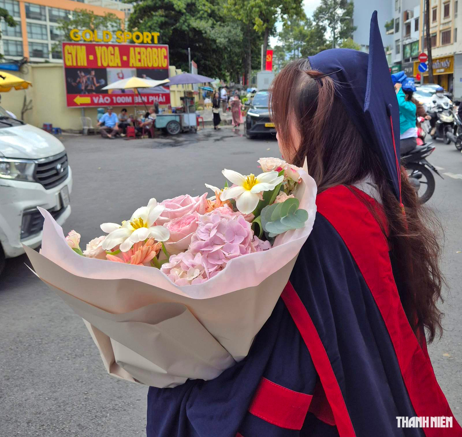 Bật mí 'số phận' những bó hoa ế sau lễ tốt nghiệp - Ảnh 5.