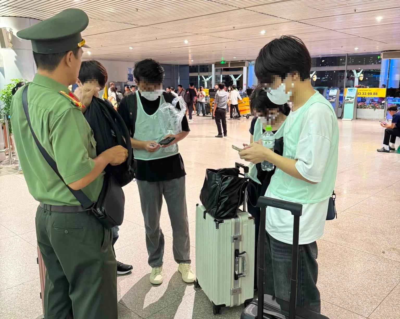 Trục xuất nhóm người Trung Quốc lập ổ lừa đảo trực tuyến tại TP.HCM - Ảnh 1.