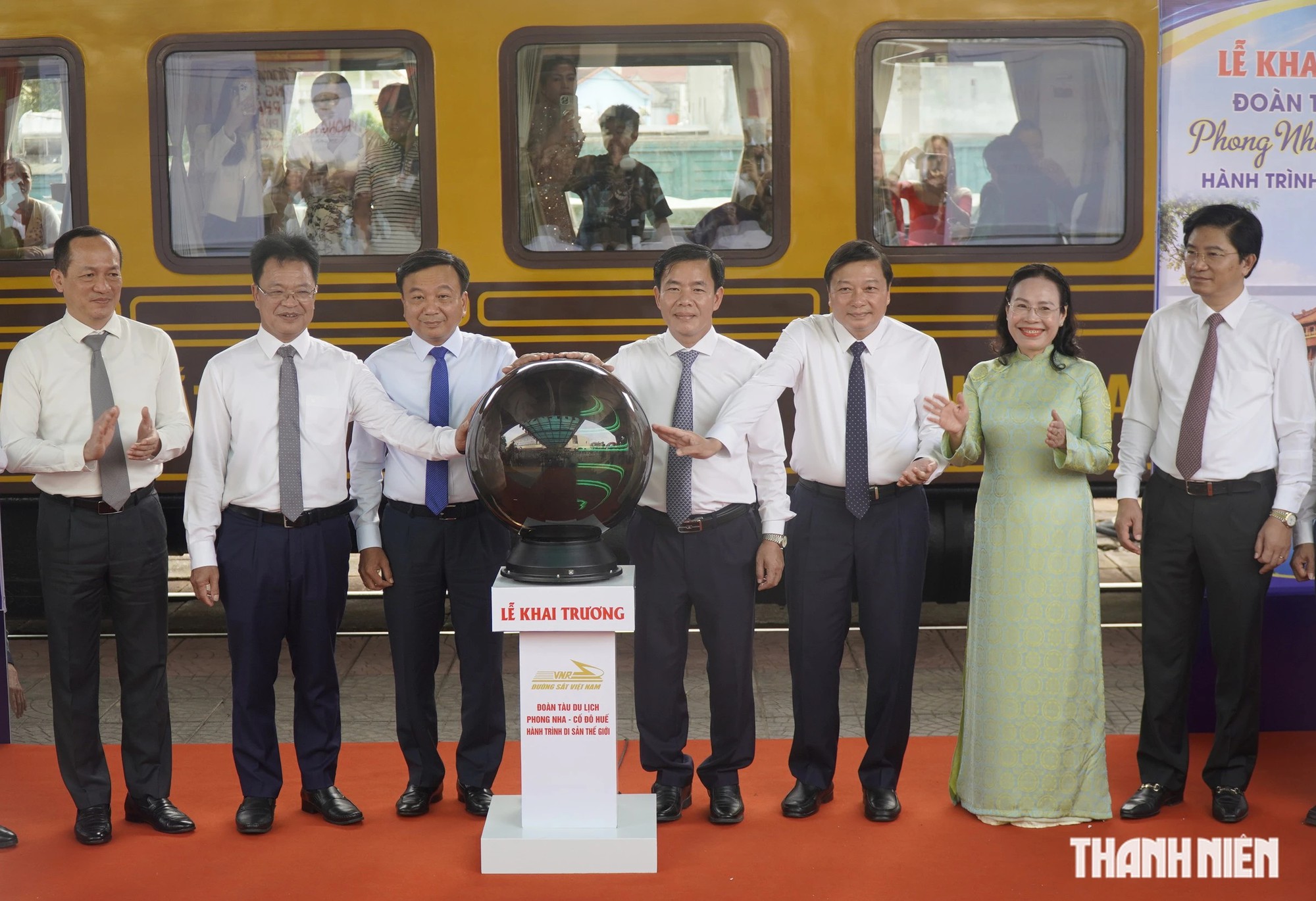 Đoàn tàu di sản nối Phong Nha với Cố đô Huế 'lăn bánh' - Ảnh 11.