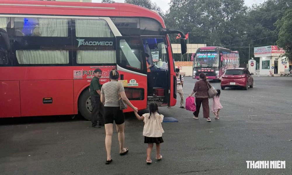Người trẻ rời thành phố, hối hả về quê nghỉ lễ 2.9 - Ảnh 4.