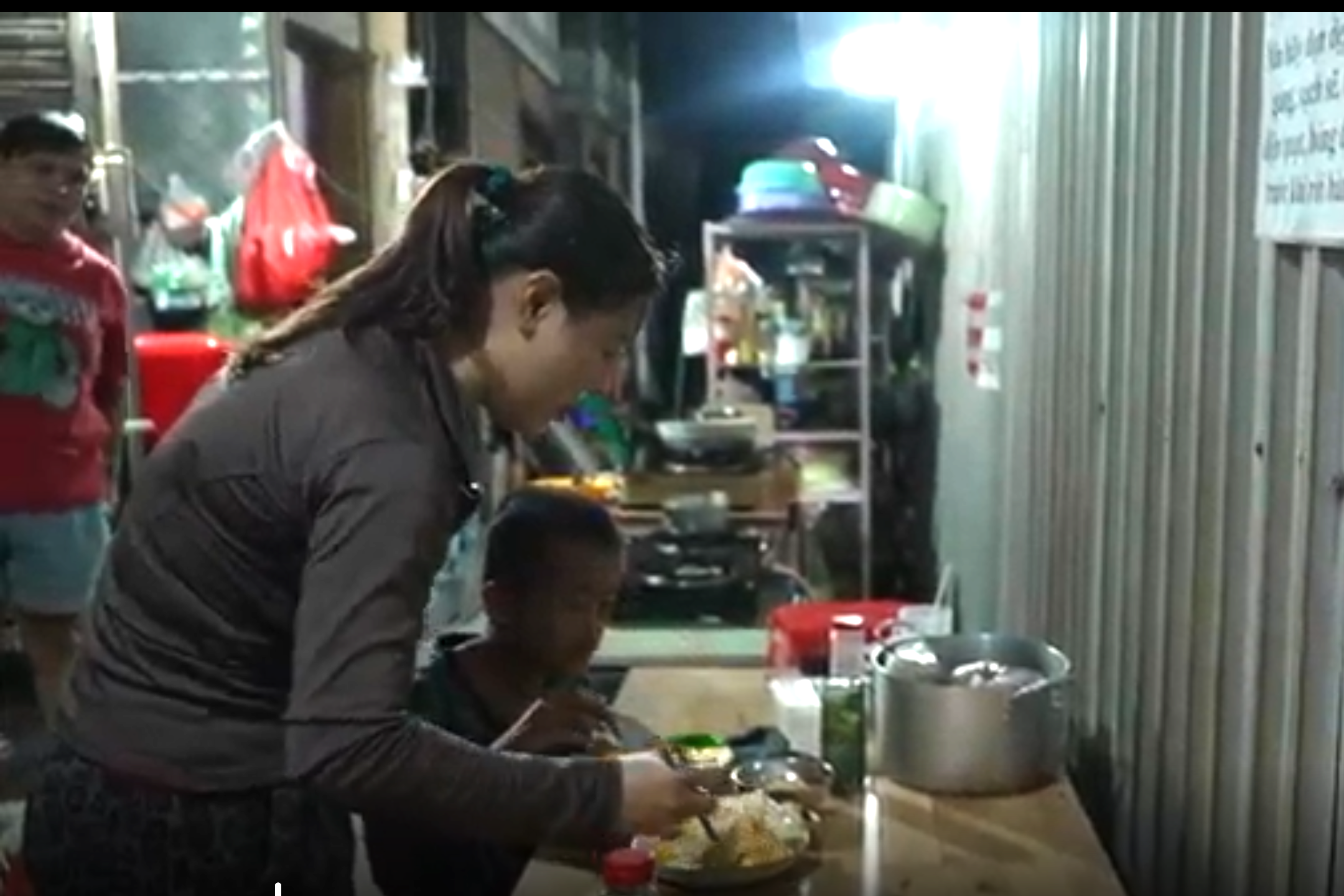 Người mẹ một mình lặn lội lên TP.HCM nuôi 2 con ung thư, gửi 1 con vào chùa: ‘Một ngày nào đó mẹ sẽ đón con về' - Ảnh 4.