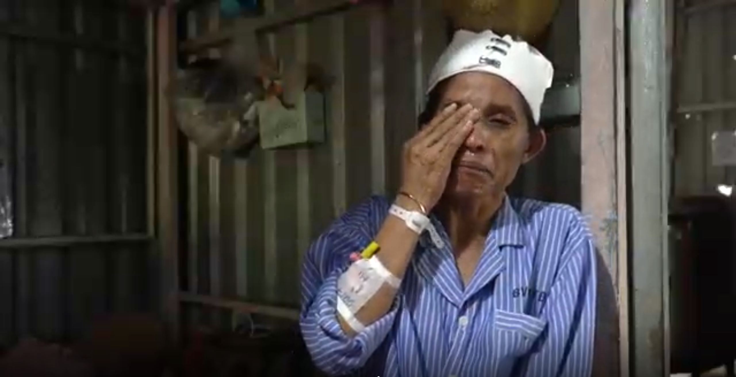 Người mẹ một mình lặn lội lên TP.HCM nuôi 2 con ung thư, gửi 1 con vào chùa: ‘Một ngày nào đó mẹ sẽ đón con về' - Ảnh 1.