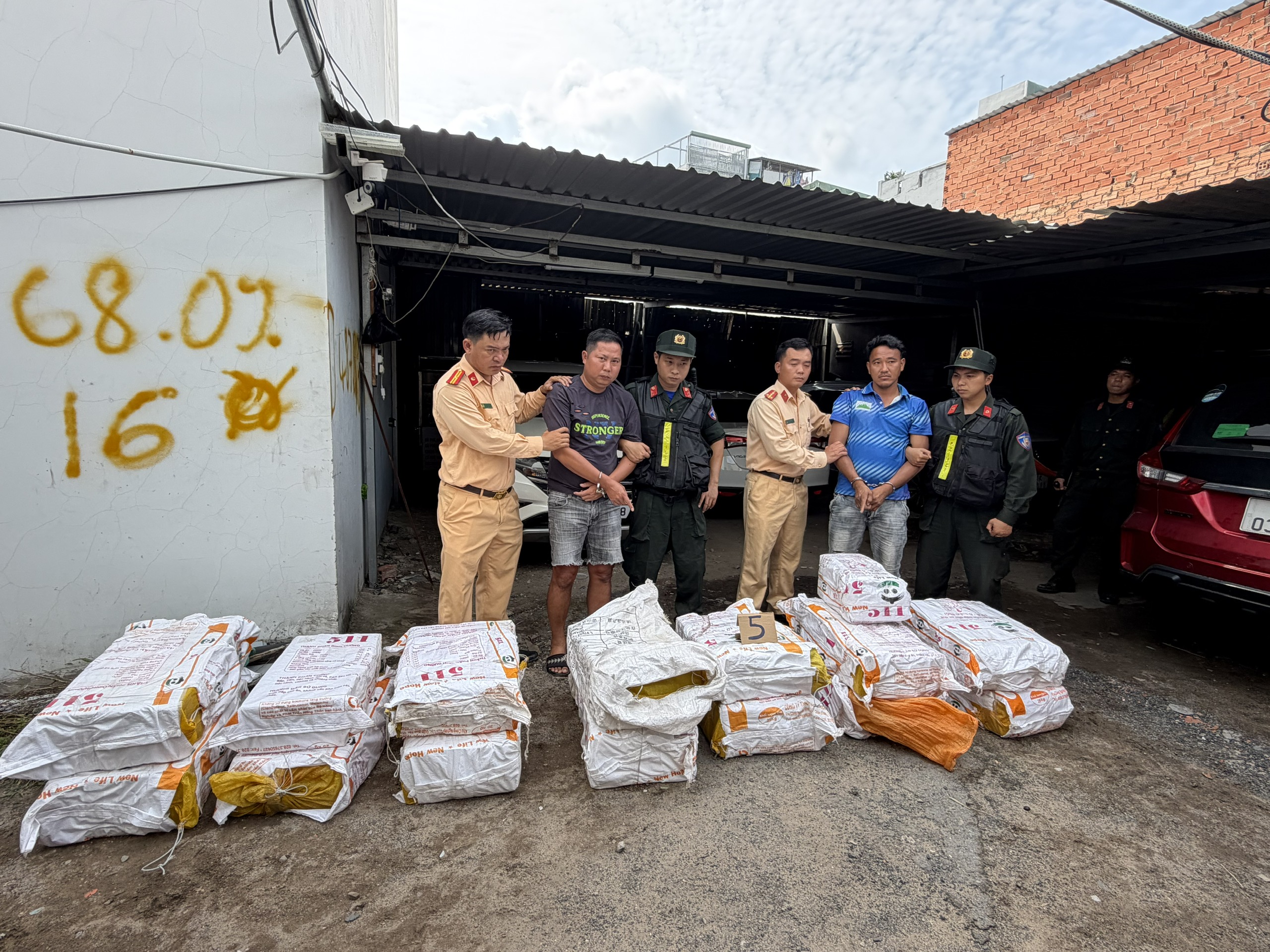Công an TP.HCM triệt phá đường dây hơn 621 kg pháo nổ, khởi tố 4 người- Ảnh 3.