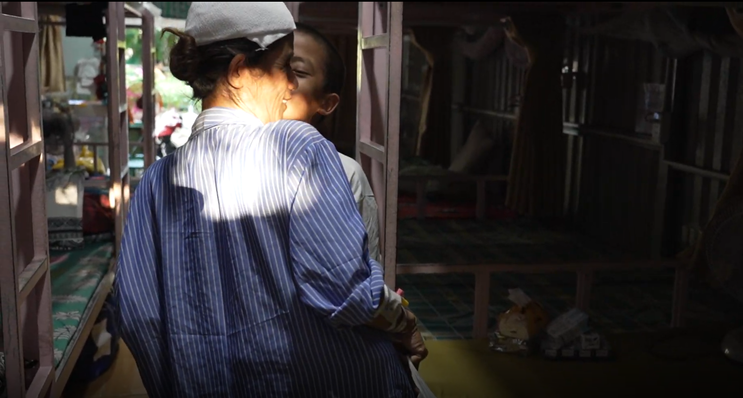 Người mẹ một mình lặn lội lên TP.HCM nuôi 2 con ung thư, gửi 1 con vào chùa: ‘Một ngày nào đó mẹ sẽ đón con về' - Ảnh 2.