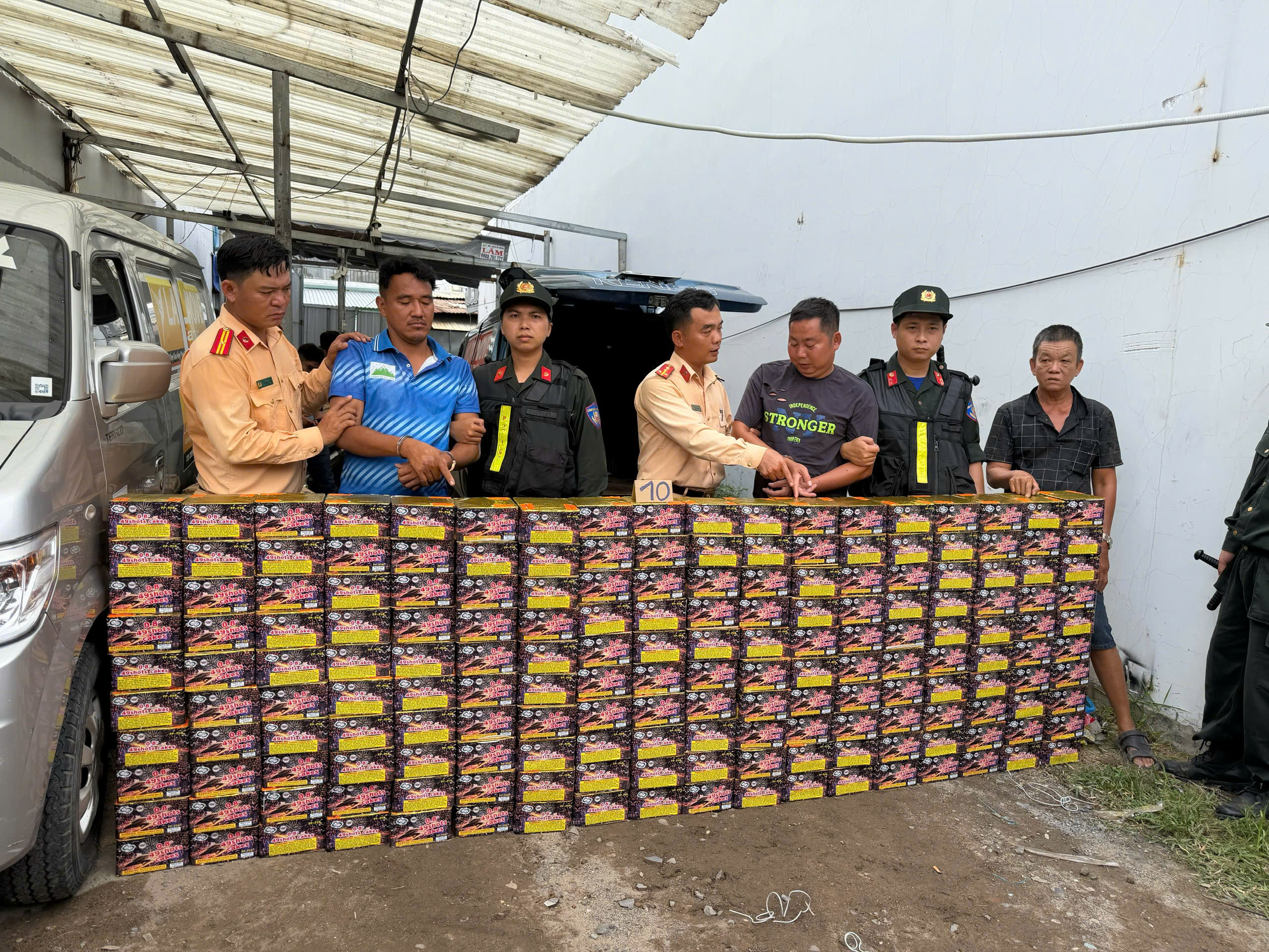 Công an TP.HCM triệt phá đường dây hơn 621 kg pháo nổ, khởi tố 4 người- Ảnh 1.