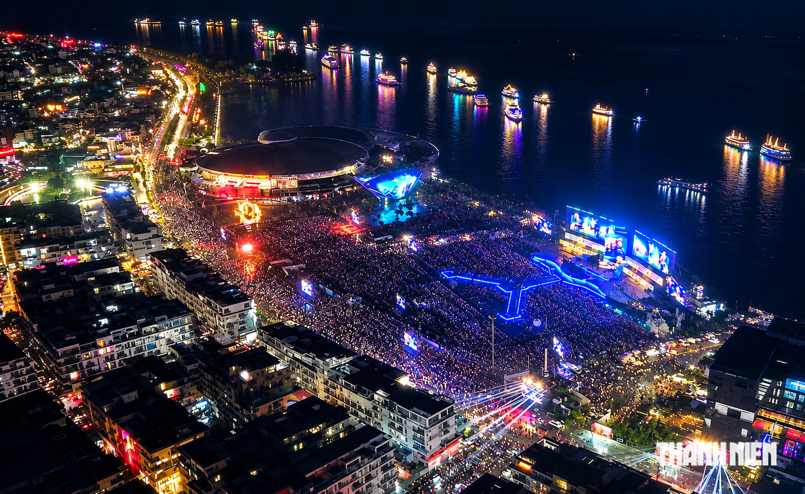 Biển người đội mưa theo dõi concert đông nhất Việt Nam ở Quảng Ninh- Ảnh 1.
