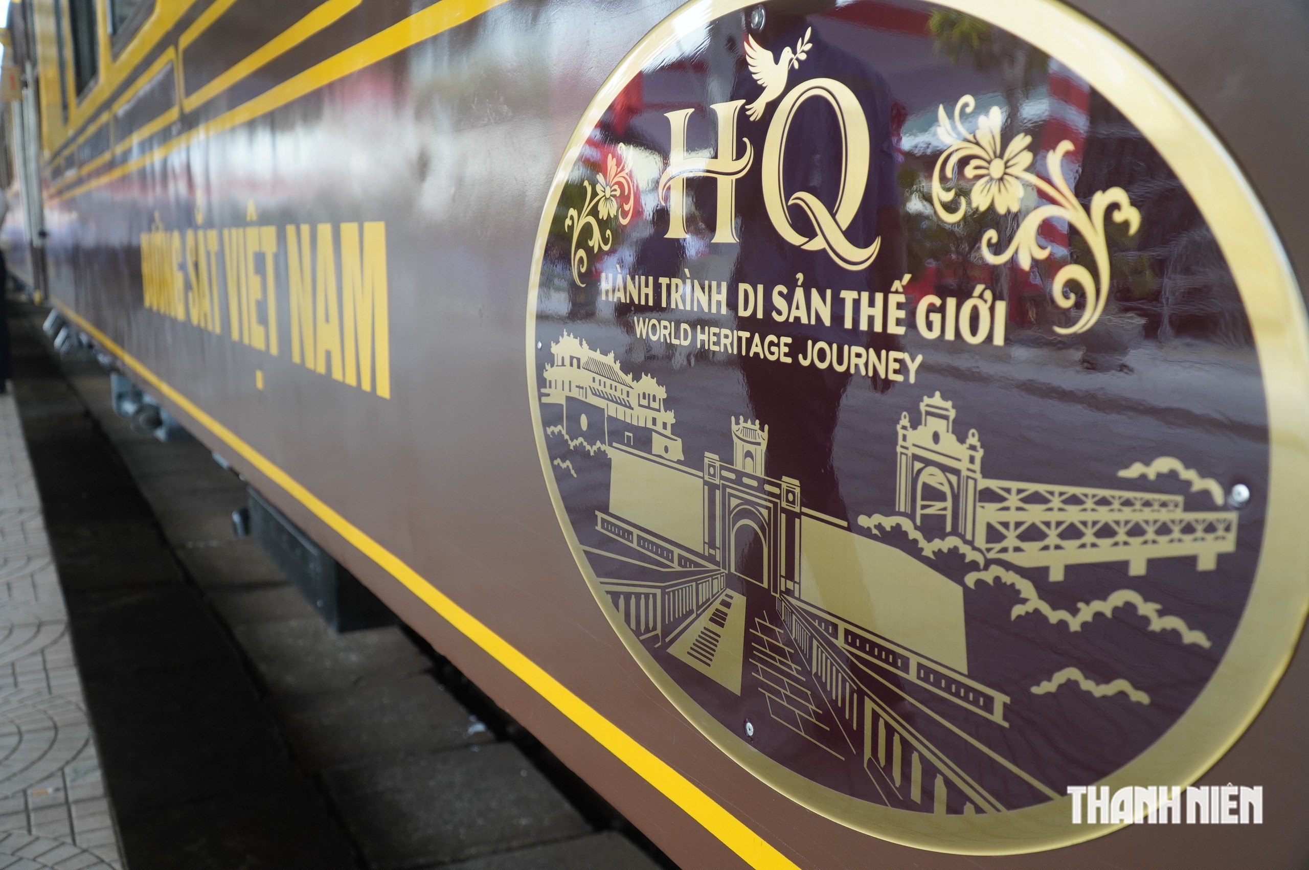 Đoàn tàu di sản nối Phong Nha với Cố đô Huế 'lăn bánh' - Ảnh 1.